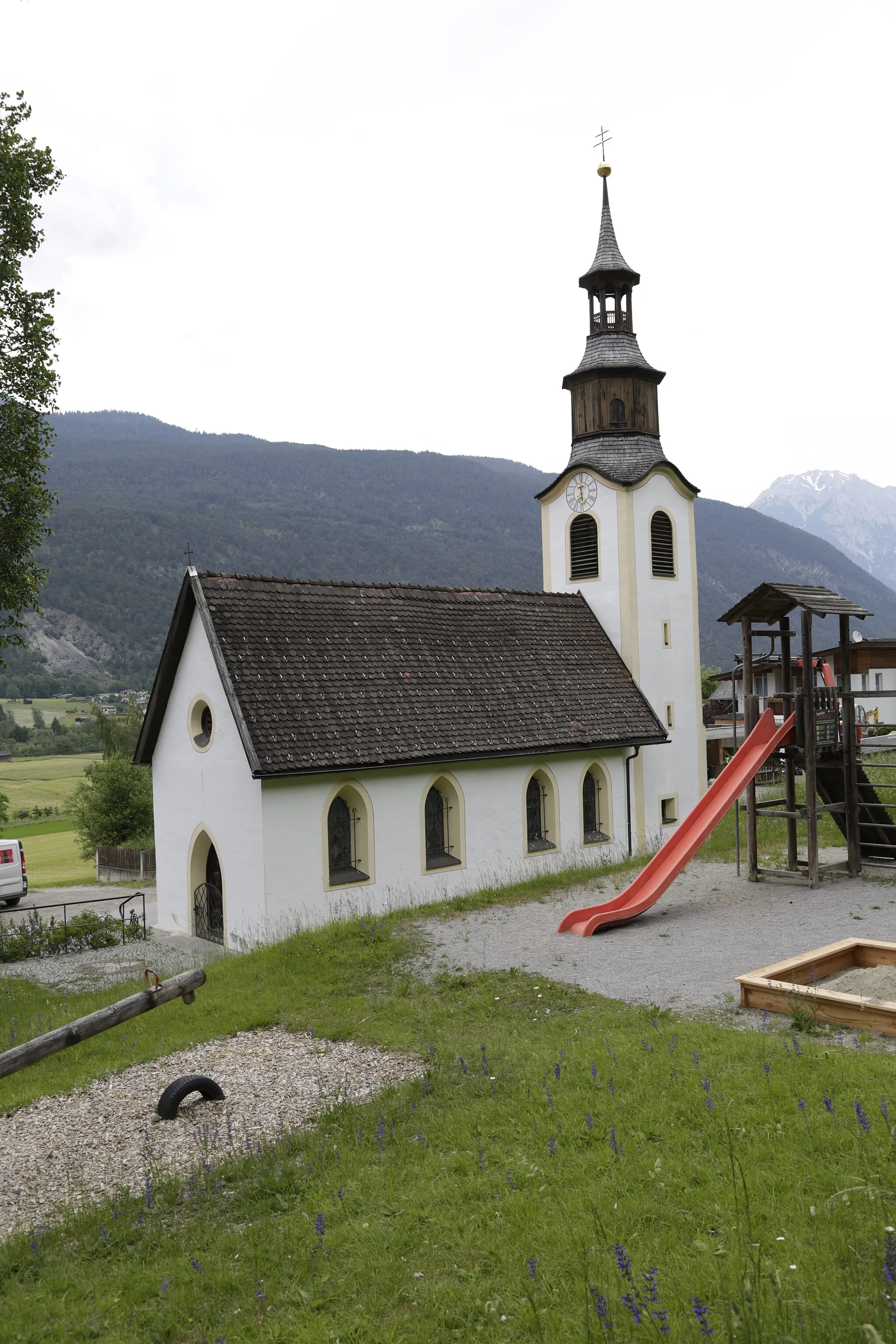 Photo showing: Die Kapelle der Dreifaltigkeit befindet sich in Strad, und gehrört zur Gemeinde Tarrenz. Die Dreifaltigkeitskapelle ist denkmalgeschützt.

This media shows the protected monument with the number 19926 in Austria. (Commons, de, Wikidata)