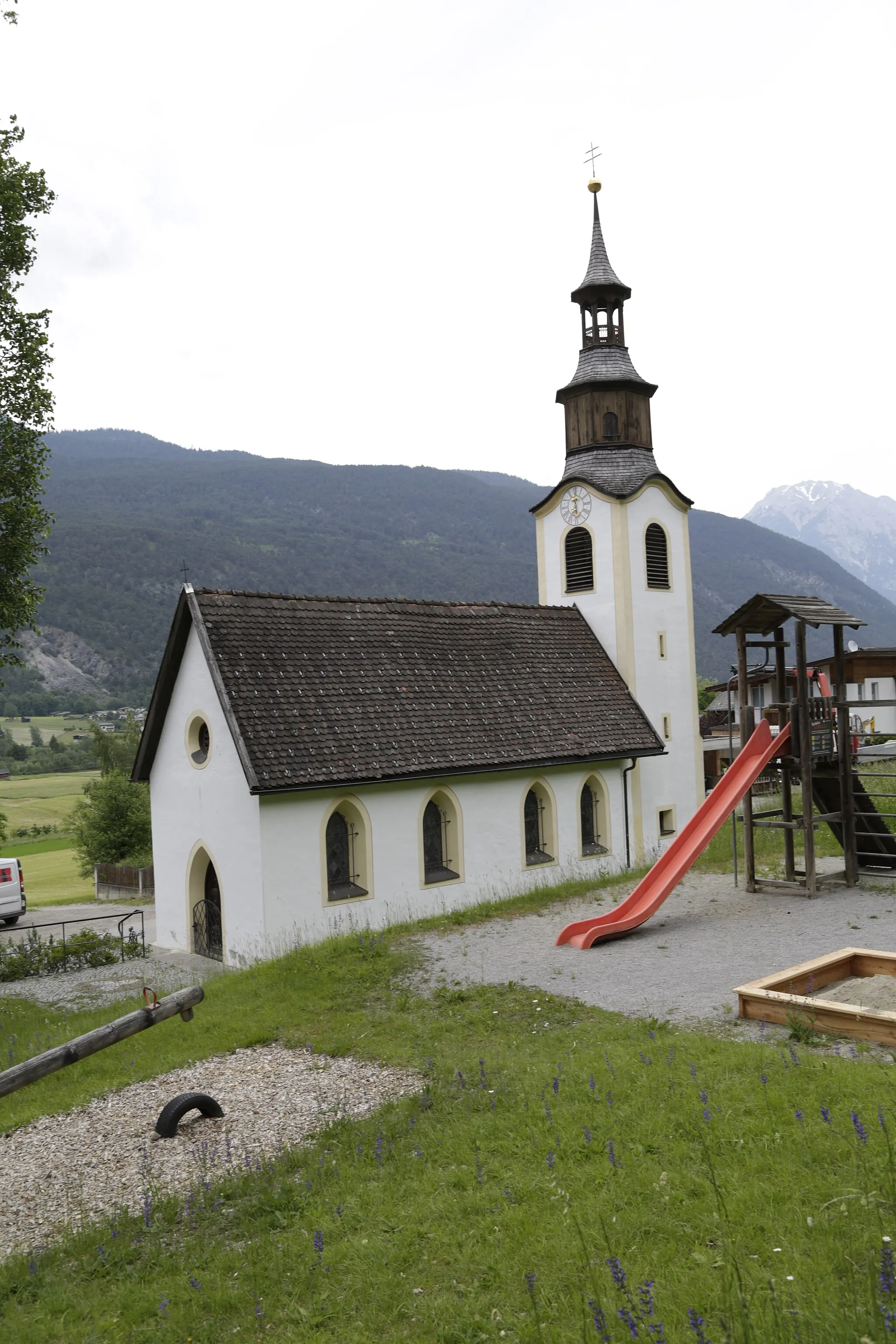 Photo showing: Die Kapelle der Dreifaltigkeit befindet sich in Strad, und gehrört zur Gemeinde Tarrenz. Die Dreifaltigkeitskapelle ist denkmalgeschützt.

This media shows the protected monument with the number 19926 in Austria. (Commons, de, Wikidata)