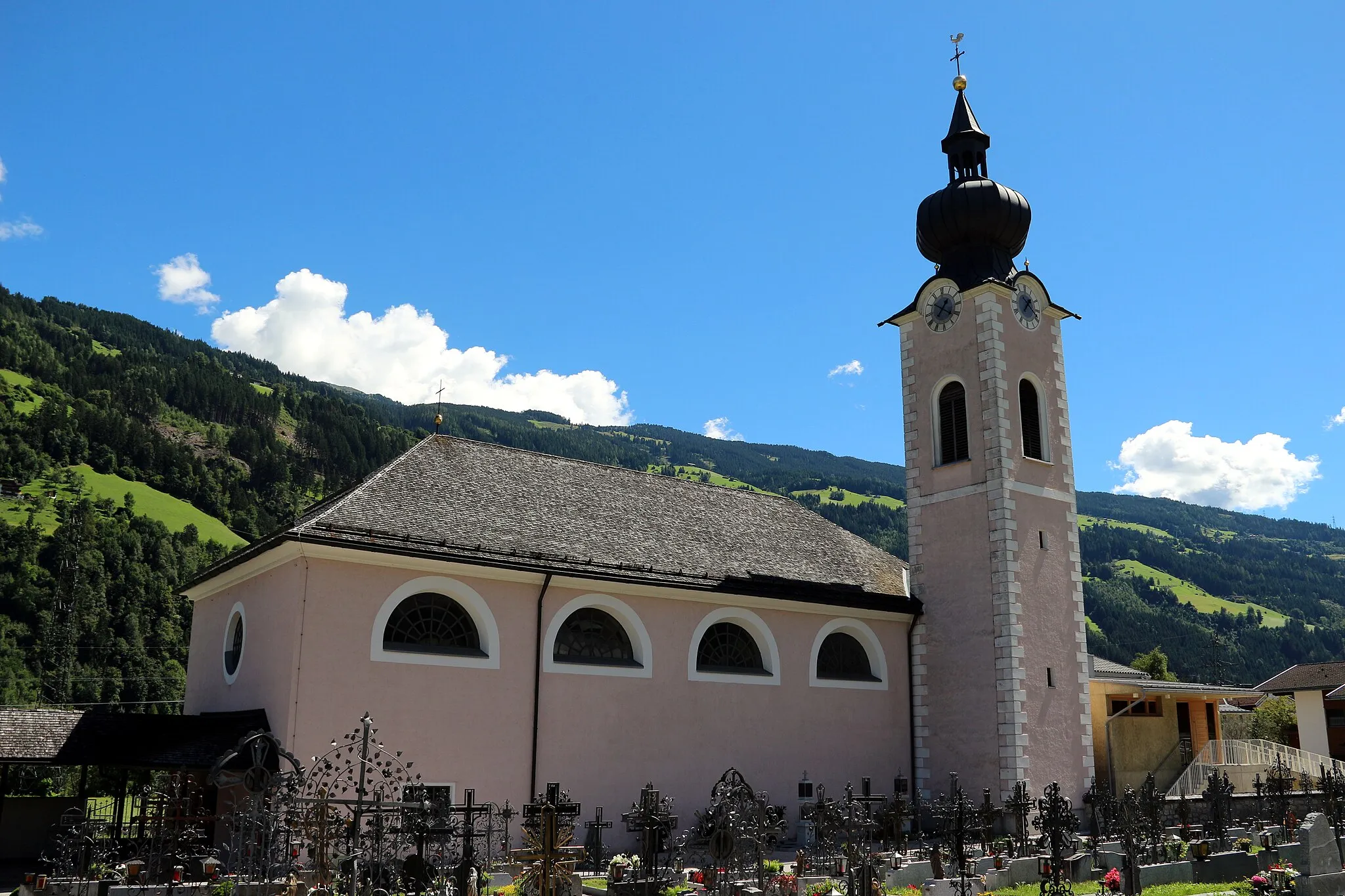 Photo showing: Kath. Pfarrkirche Maria zum Siege in Aschau im Zillertal, Tirol.