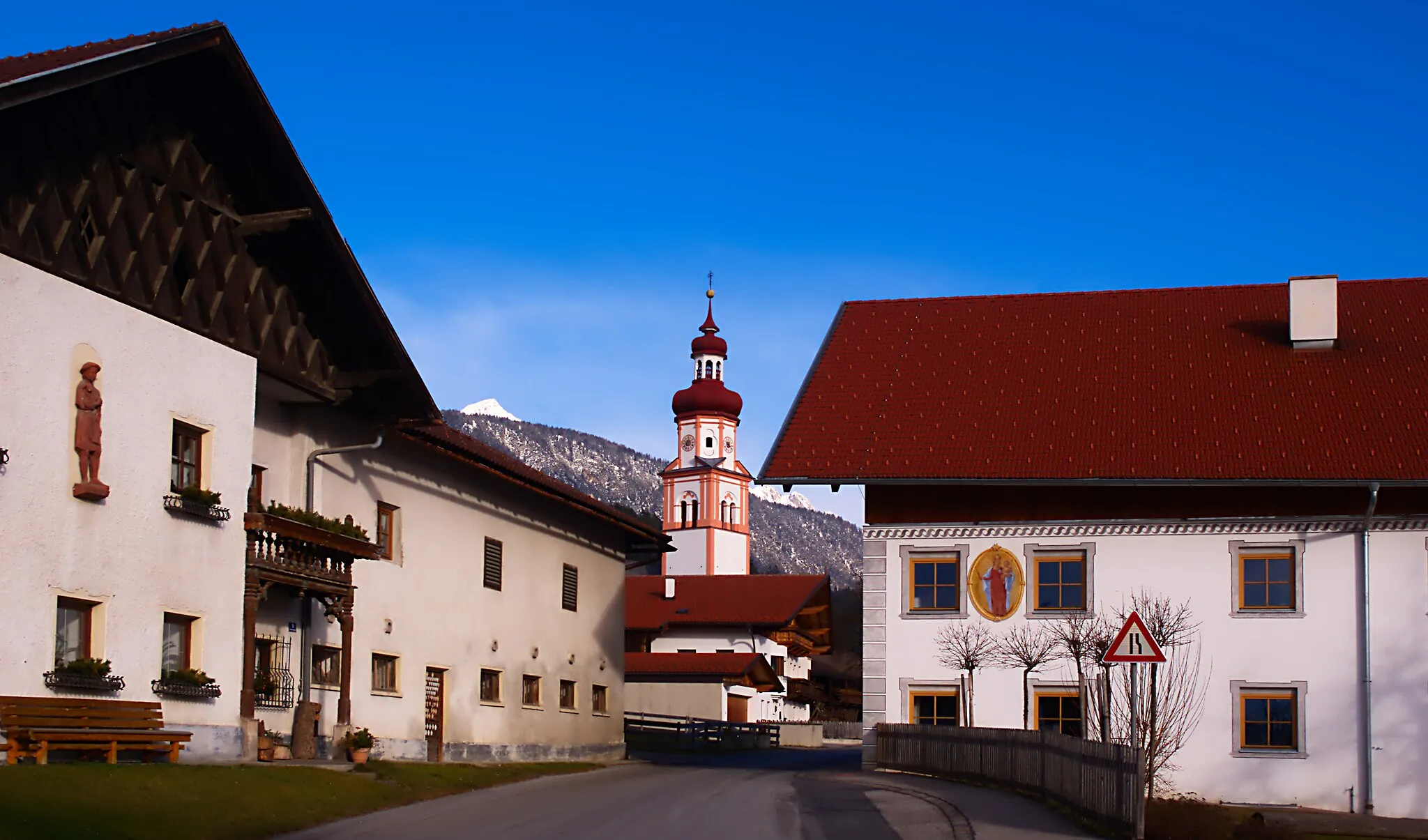 Photo showing: Detail from the village of Baumkirchen with church and Elementary school (right)