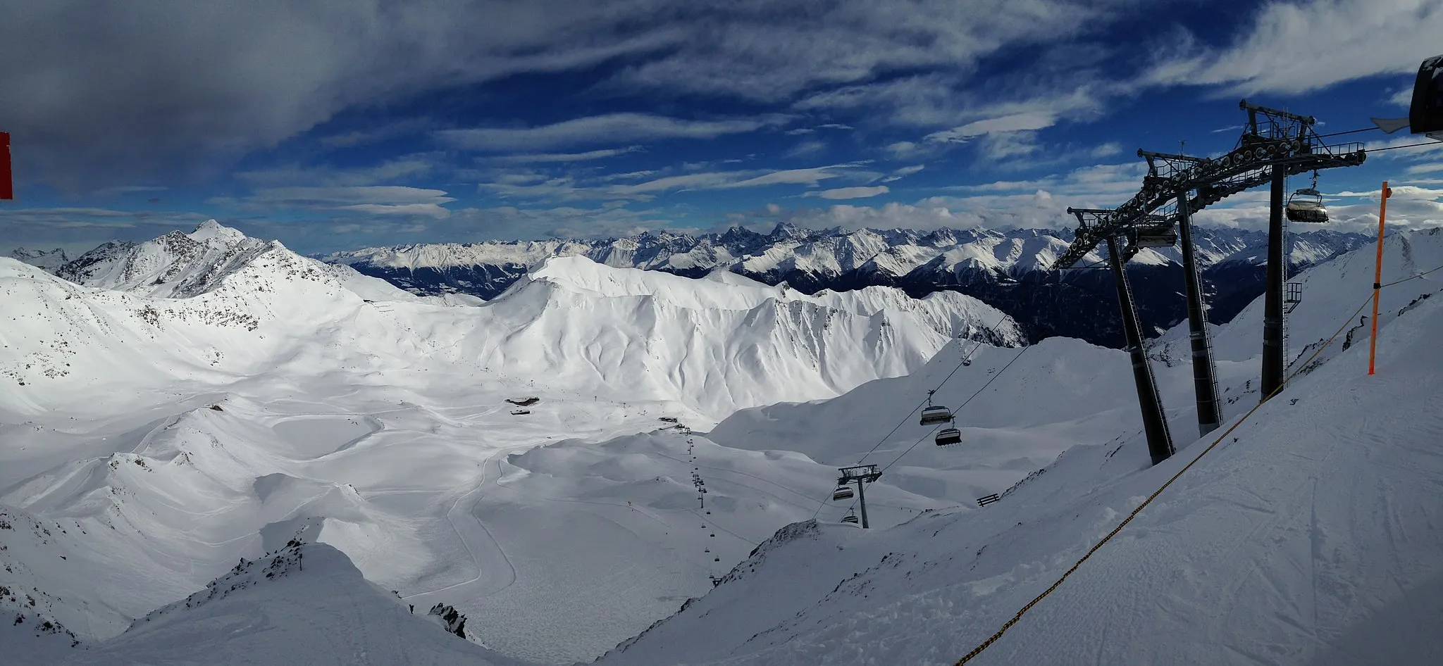 Photo showing: Sicht vom 2828m hohem Masnerkopf in den Masnerkessel. In der Mitte des Bildes erkennt man die Talstationen der Masnerkopfbahn sowie der Arrezjoch. Rechts daneben ist die Masner Ski Hütte zu erkennen.