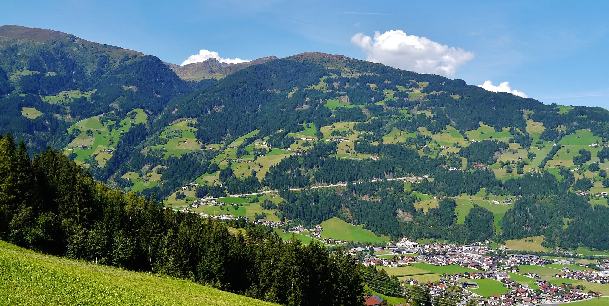 Photo showing: End of Gerlos Valley, view towards the Zillertal, Zell am Ziller, Tyrol, Austria