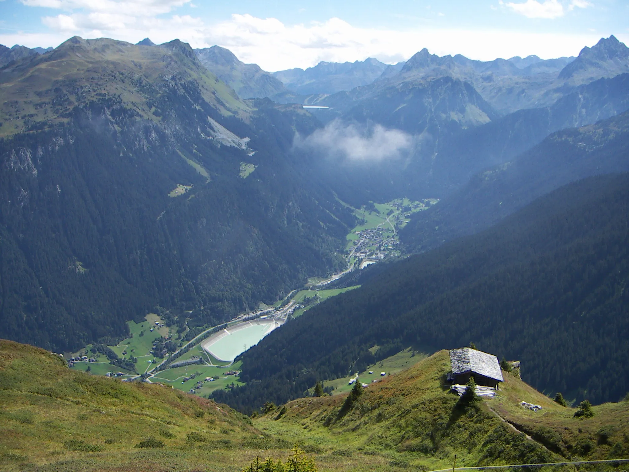 Photo showing: Ortsteil Partenen, Gaschurn, Vorarlberg, Österreich Von der Versettlabahn über das Ausgleichsbecken Rifa des Rifawerks taleinwärts, über dem Ort glänzt der Kopssee, rechts die Vallüla, links Augstenberg/Versalspitze