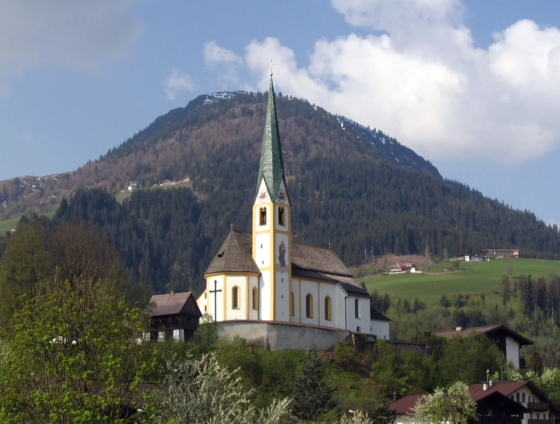 Photo showing: The church in Kirchberg, Tyrol, Austria. In the background the Gaisberg mountain.