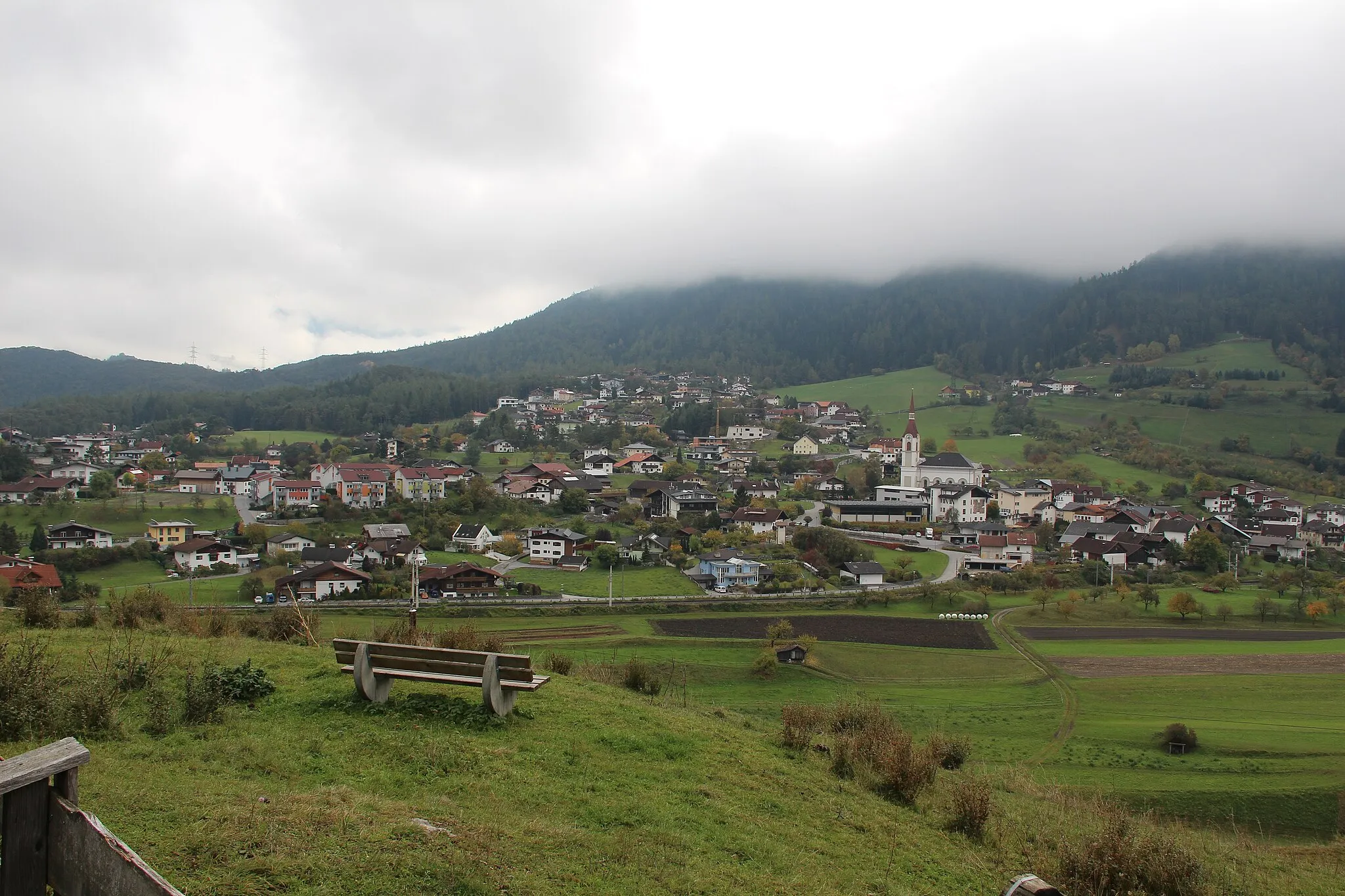 Photo showing: Ortsansicht von Roppen von Westen aus gesehen (Anhöhe Freinlekapelle)