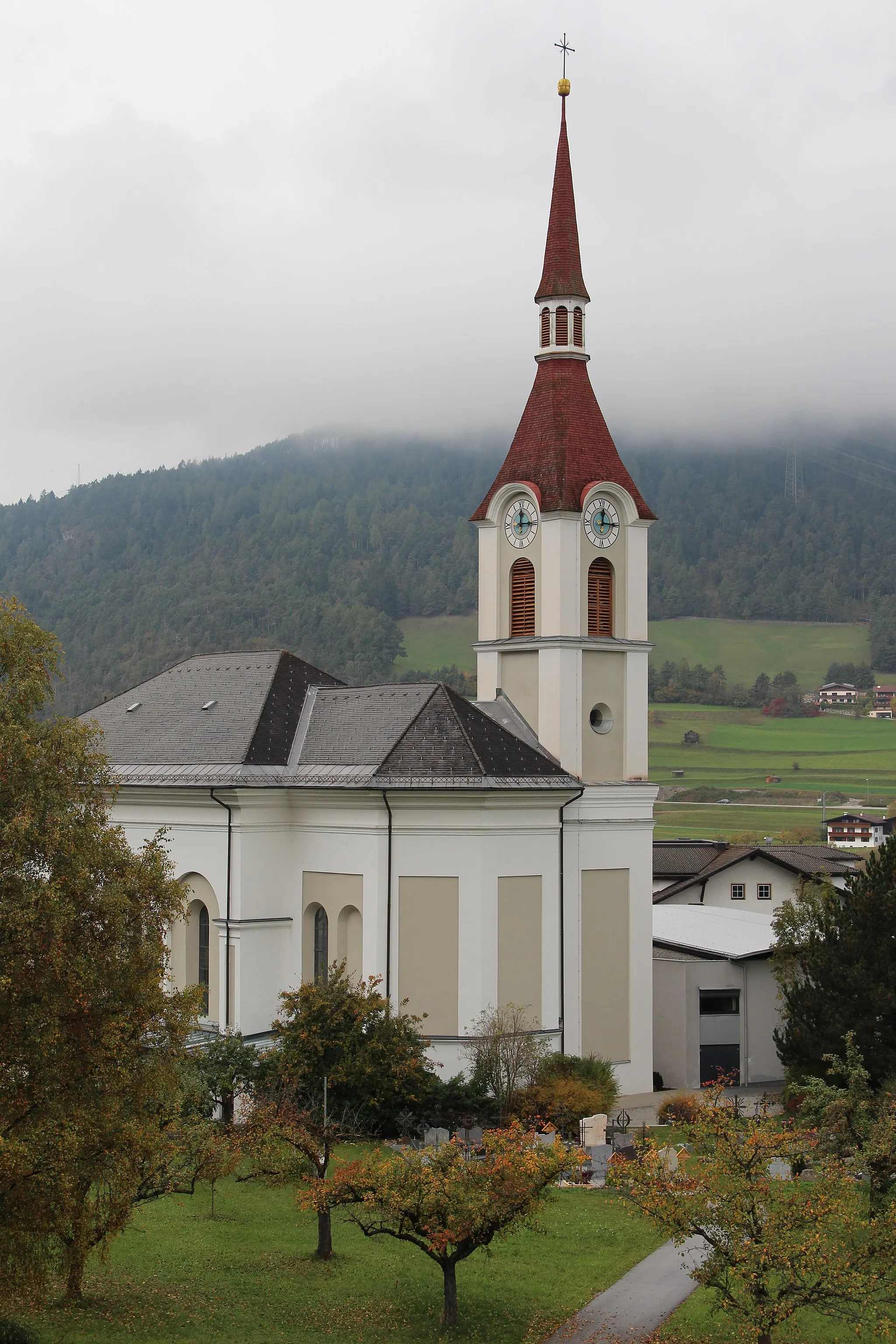 Photo showing: Kath. Pfarrkirche hl. Leonard in Mairhof und Friedhof