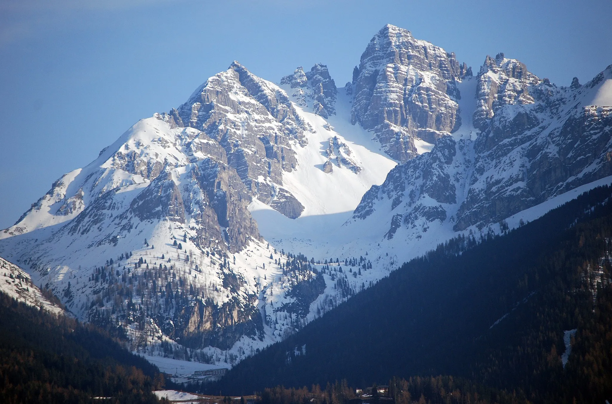 Photo showing: View to Axamer Lizum from north. Mountains Ampferstein and Marchreisenspitze (massif Kalkkögel)