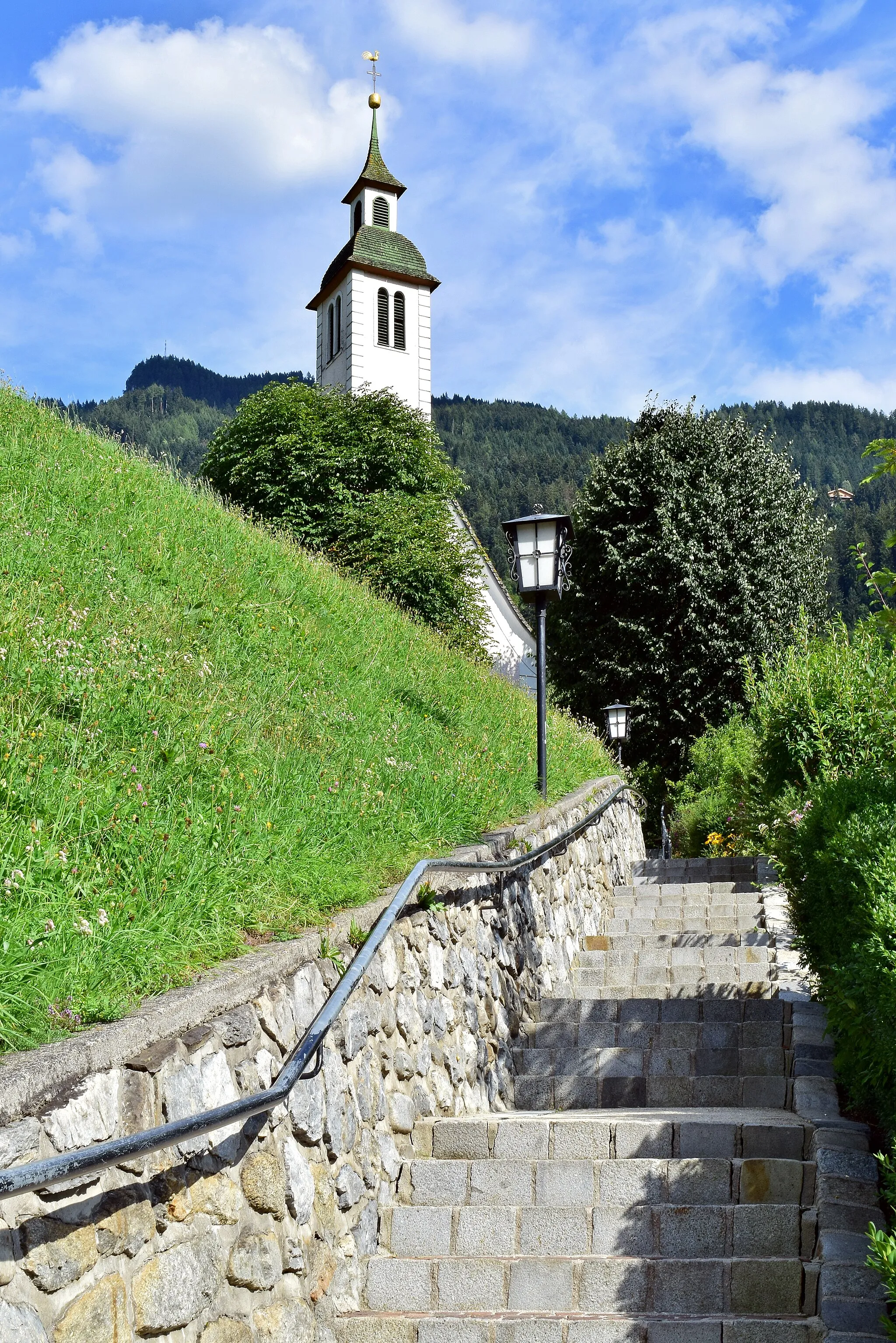 Photo showing: Aufgang zur kath. Filialkirche Maria sieben Schmerzen in Ramsau im Zillertal