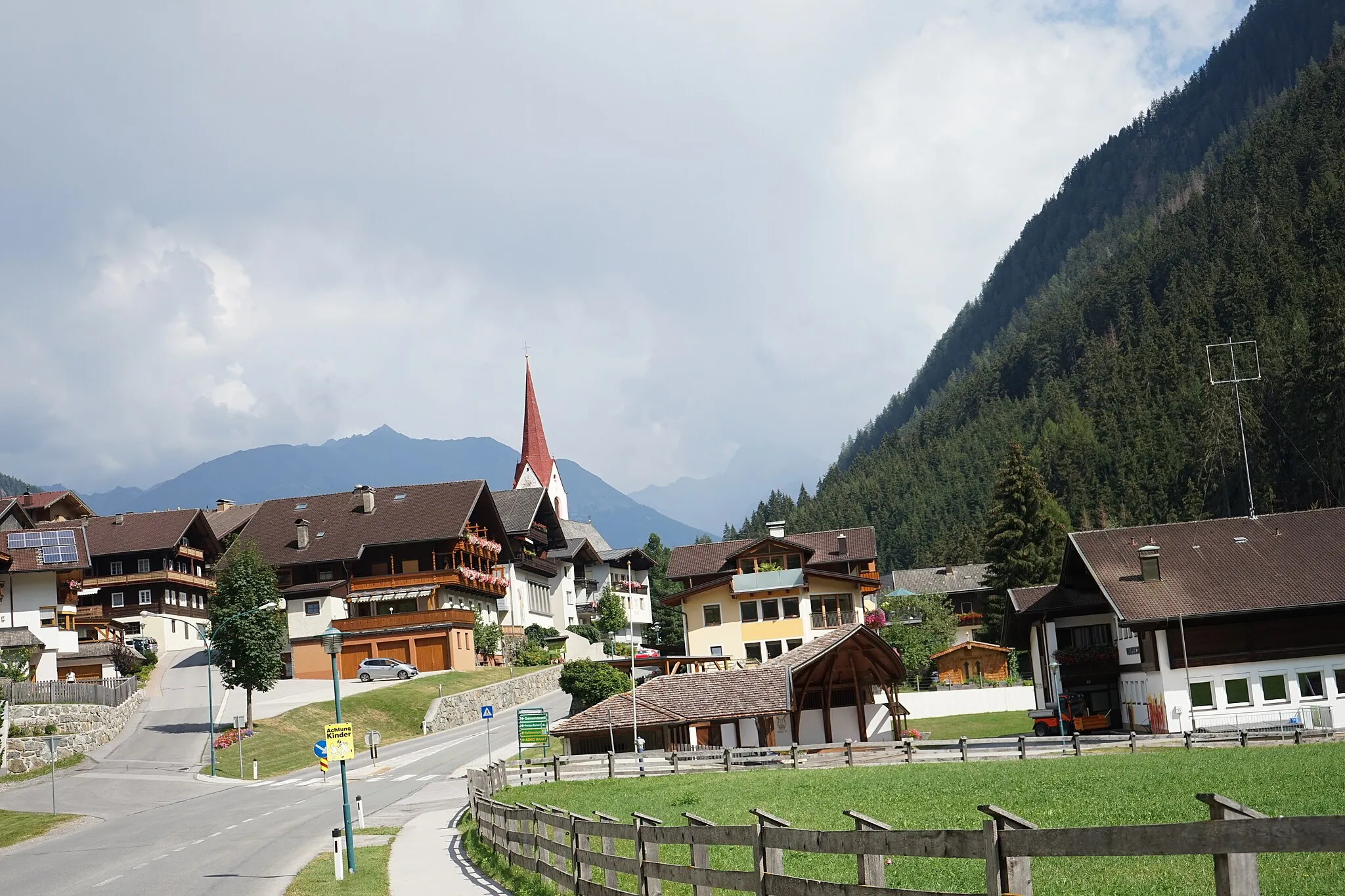 Photo showing: Blick auf die Bergwelten rund um Hopfgarten.