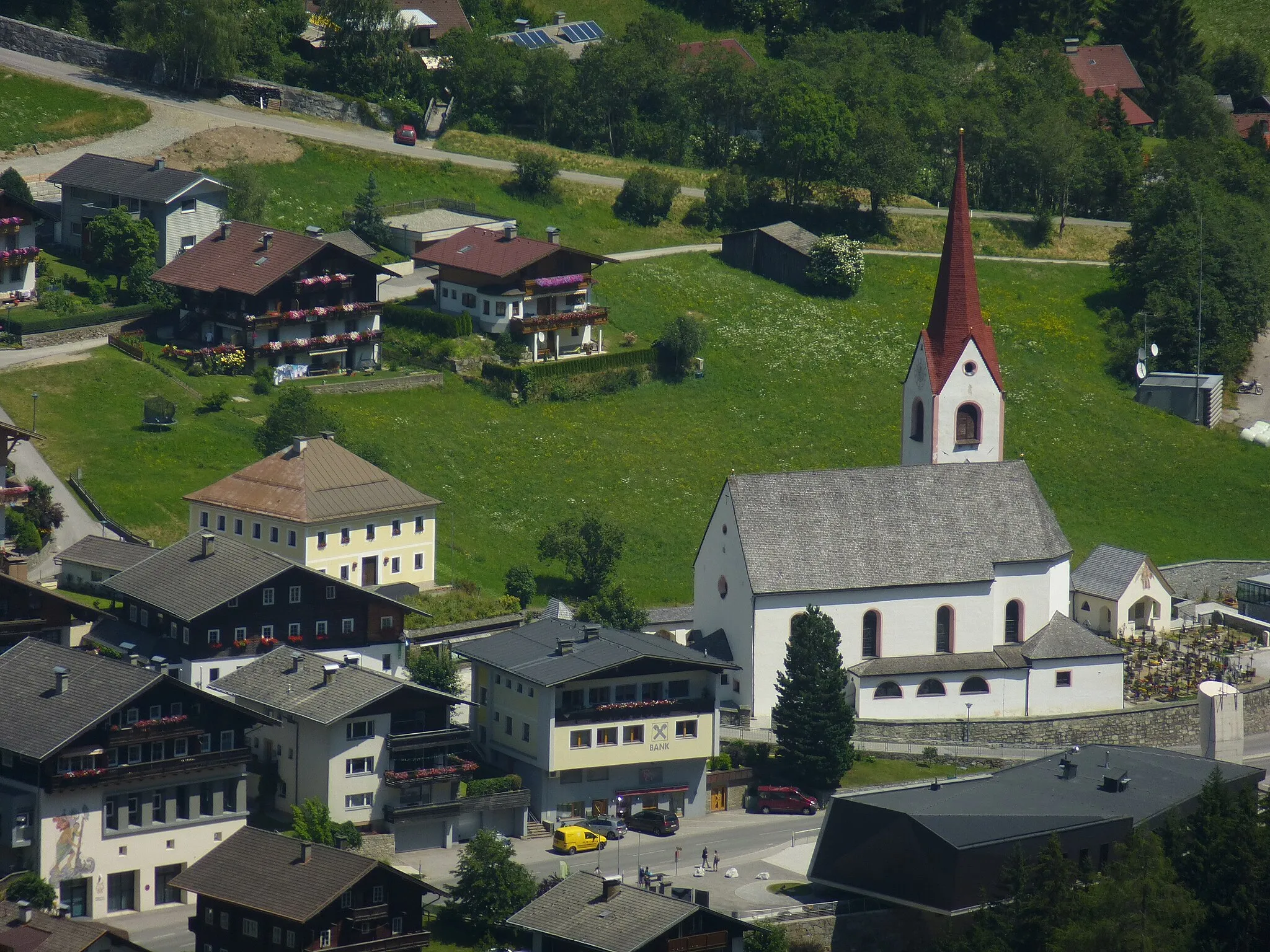 Photo showing: Kath. Pfarrkirche hl. Johannes von Nepomuk; Kirche samt Friedhof und Widum vom gegenüberliegenden Hang aus fotografiert