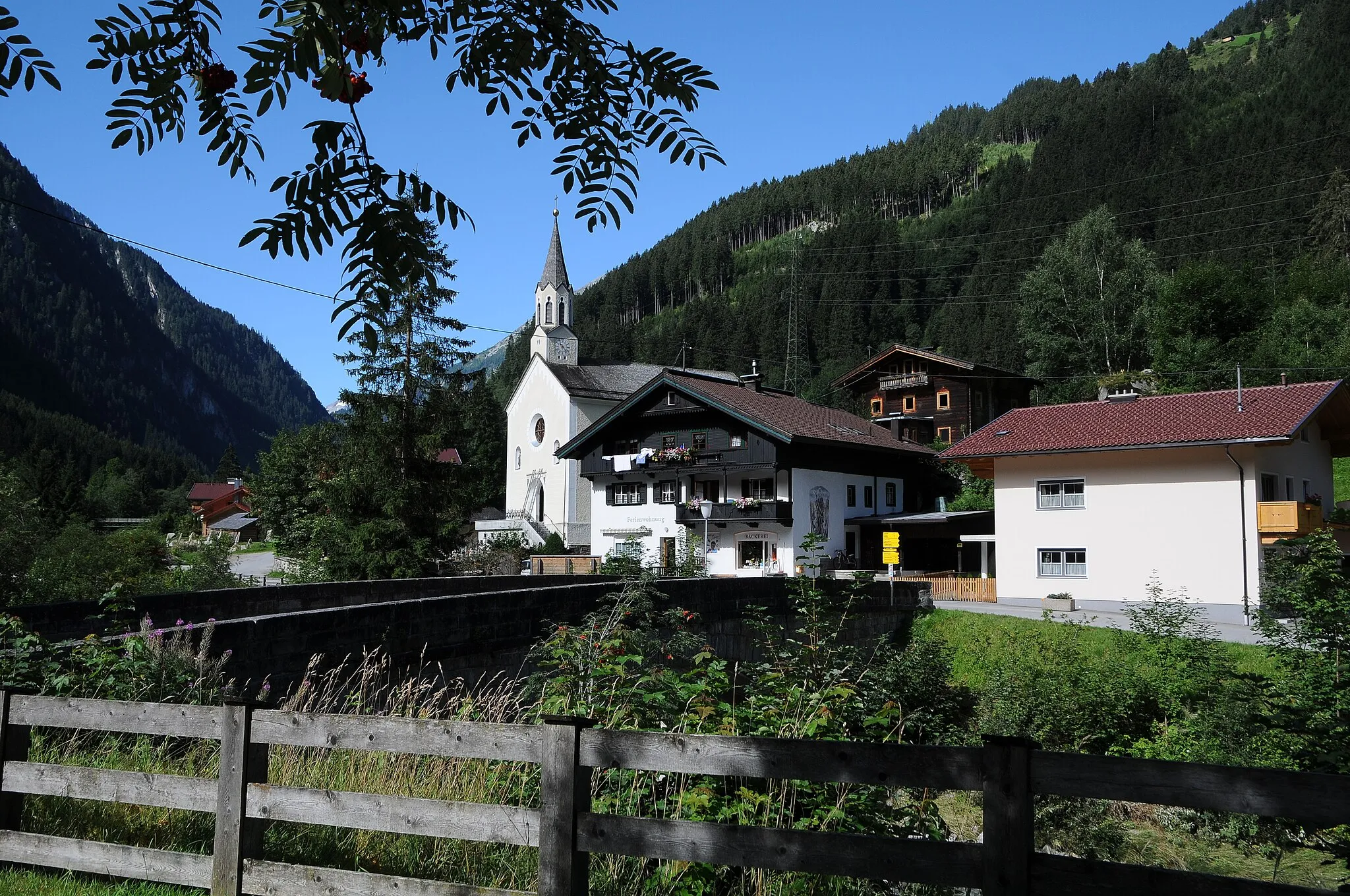 Photo showing: Pfarrkirche Mariae Himmelfahrt in Dornauberg-Ginzling, einem Ortsteil von Mayrhofen und Finkenberg.
