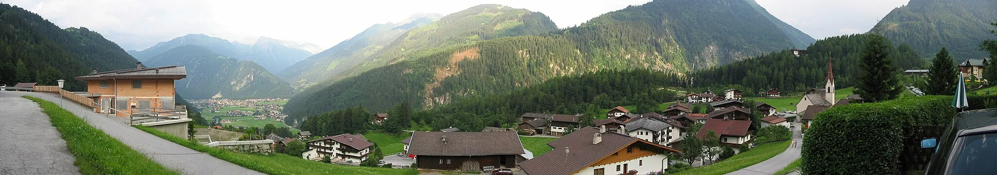 Photo showing: Austria, Zillertal - Finkenberg Panorama. At the left side you can see Mayrhofen, at the right side the small church of Finkenberg.