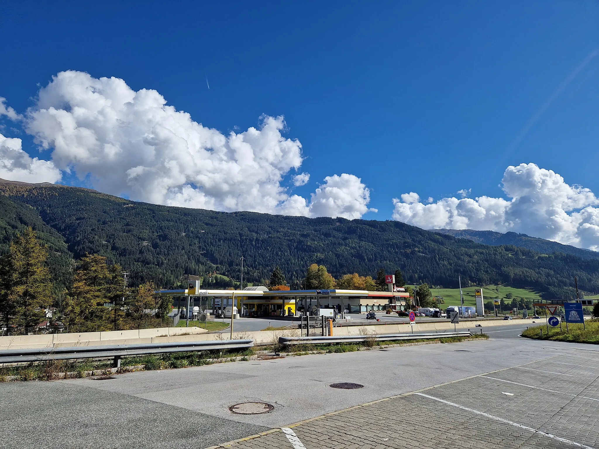 Photo showing: Blick auf die Raststation Matrei Ost von der ggü liegenden Raststation aus