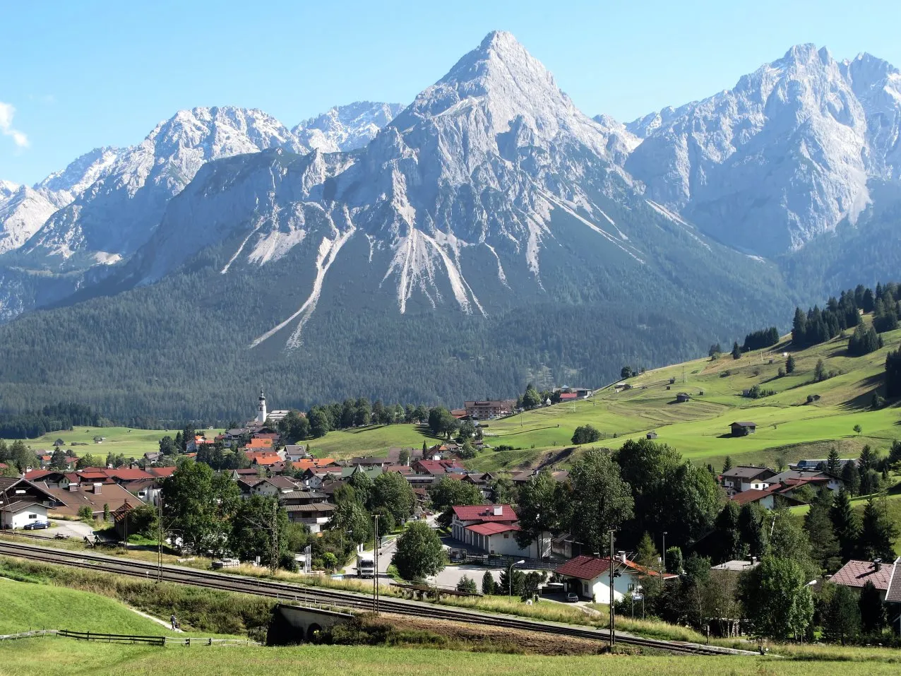 Photo showing: Lermoos, view from West with Mountain "Ehrwalder Sonnspitz" in Mieminger Mountains