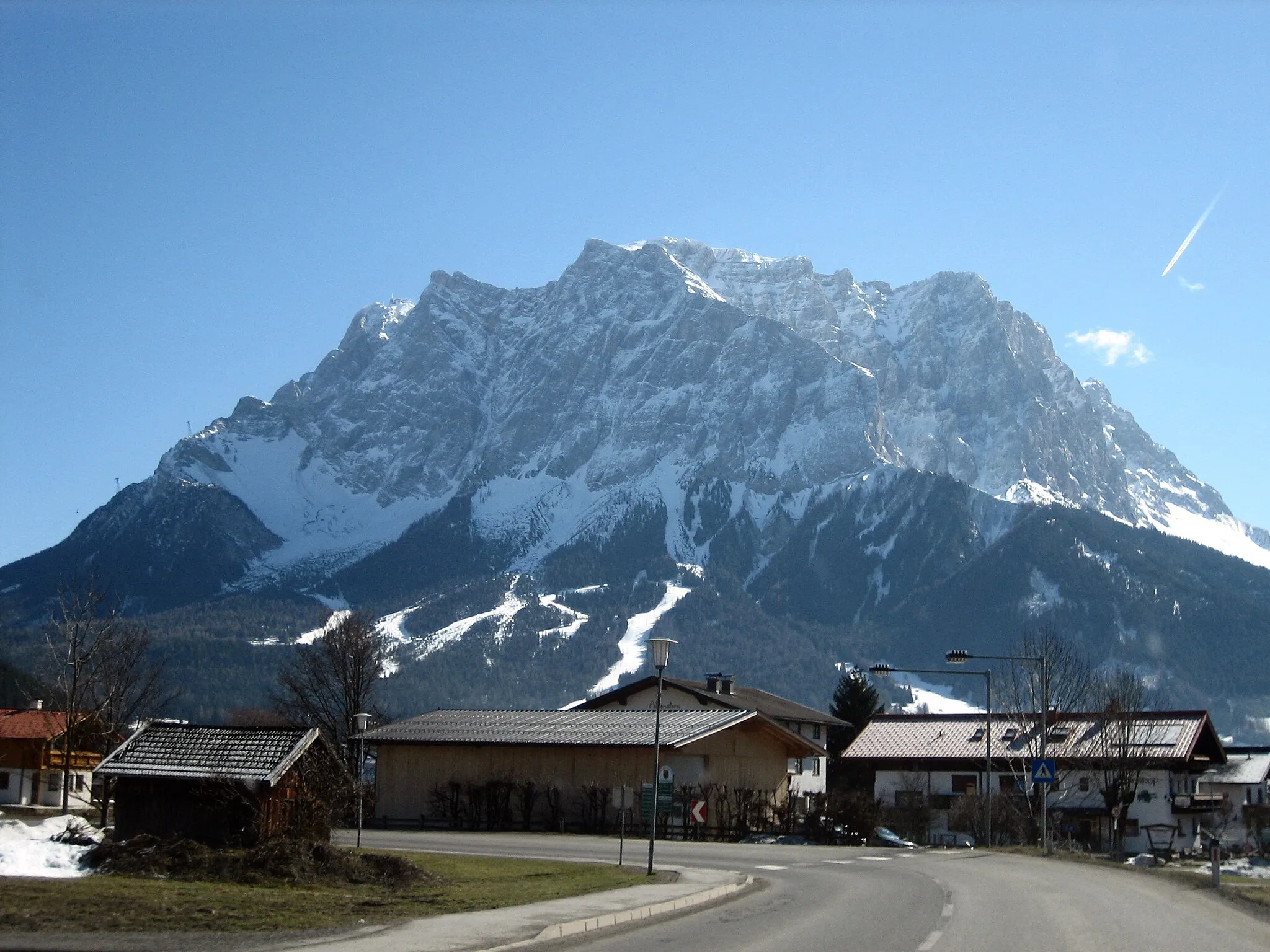 Photo showing: Wettersteinmassiv von Westen aus (aus Lermoos). Der Zugspitzgipfel (ganz links) wird von den Gebäuden auf dem Gipfelplateau verdeckt.