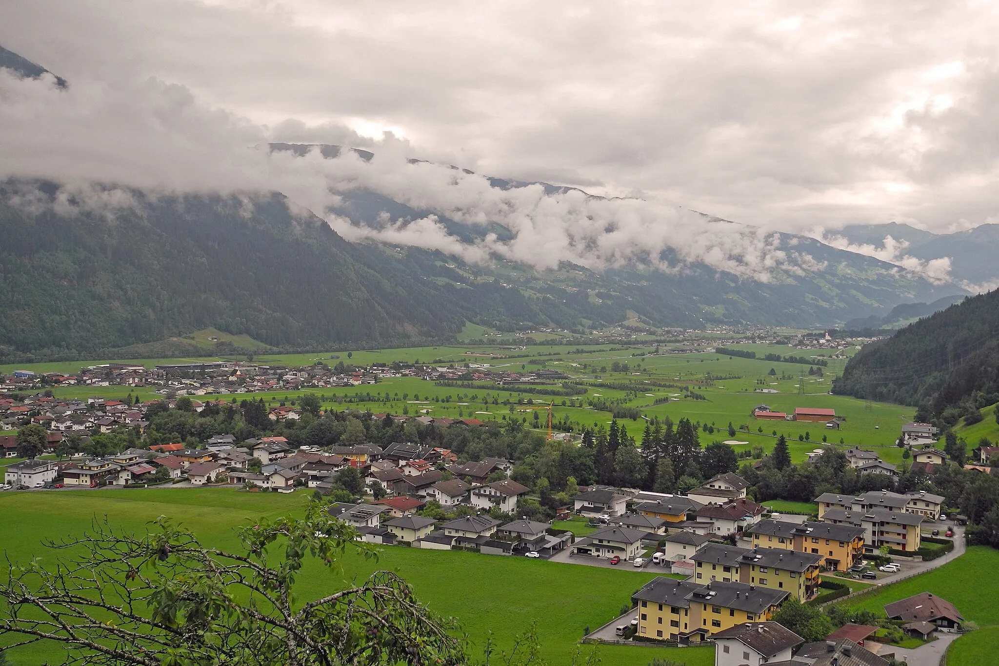 Photo showing: Blick vom Hügel der St. Pankraz-Kirche in Fügenberg (Tirol) ins untere Zillertal