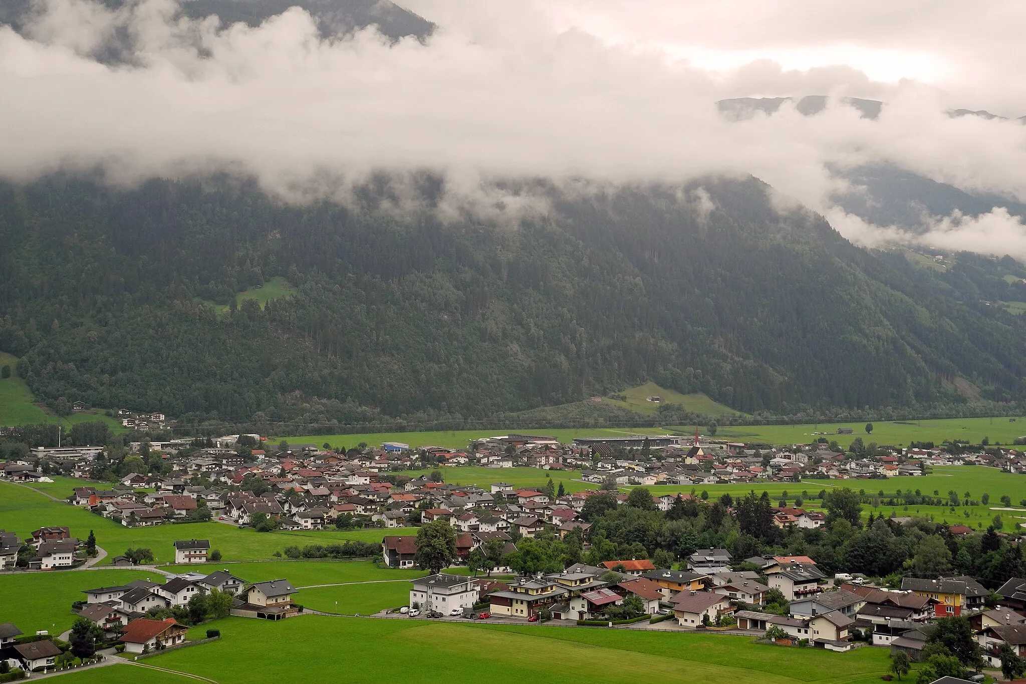 Photo showing: Blick vom Hügel der St. Pankraz-Kirche in Fügenberg (Tirol) ins untere Zillertal