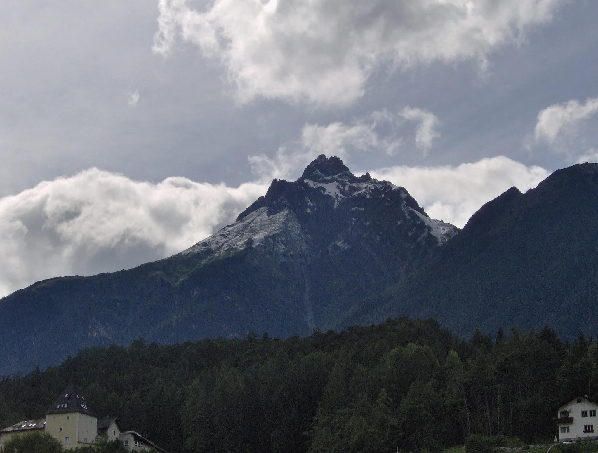 Photo showing: The Vordere Platteinspitze in July 2007, seen from Tarrenz, Tyrol, Austria