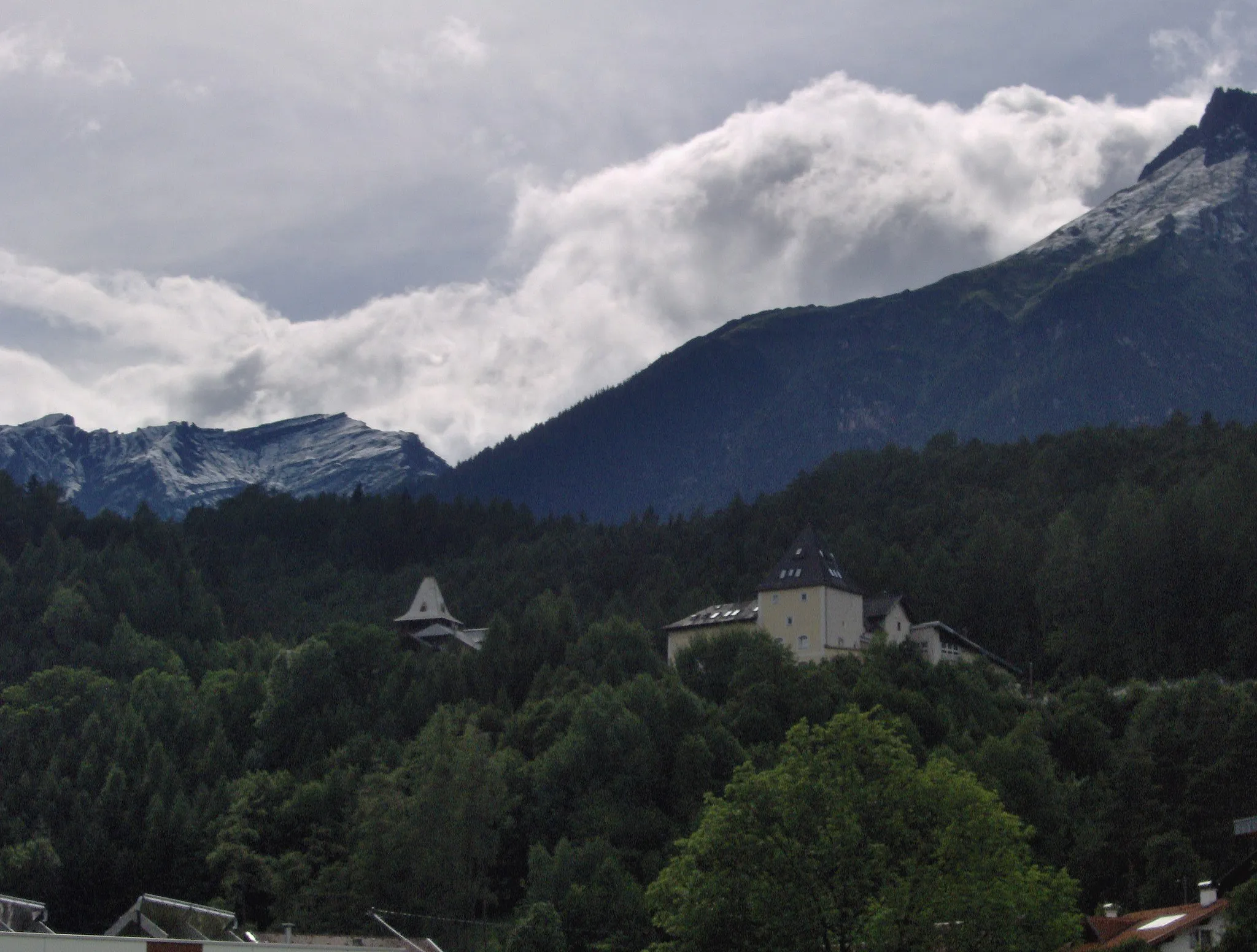 Photo showing: Schloss Starkenberg in July 2007, seen from Tarrenz, Tyrol, Austria