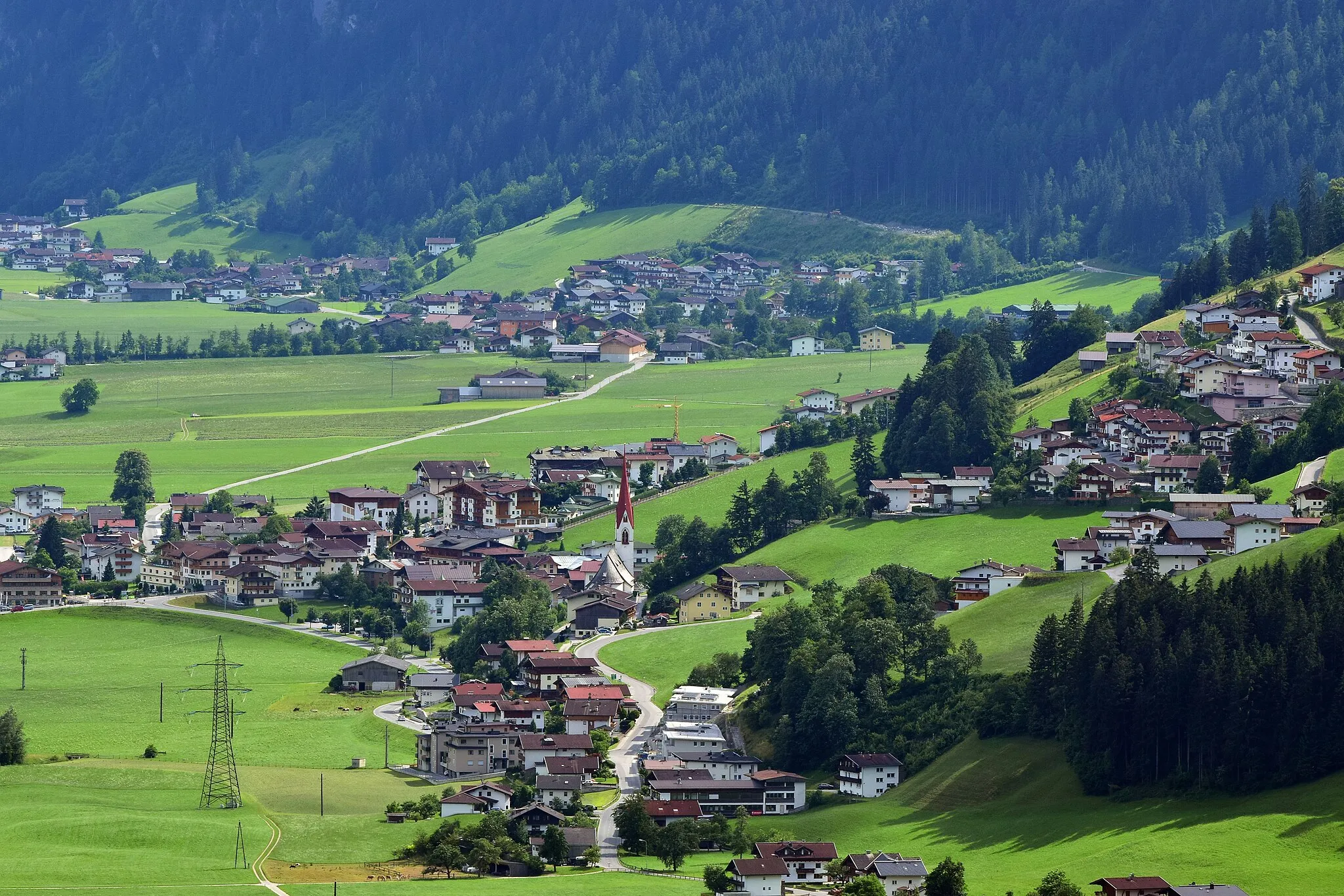 Photo showing: Ortsansicht von Hippach-Dorf, dahinter die Gemeinde Schwendau (gesehen aus Zellberg)