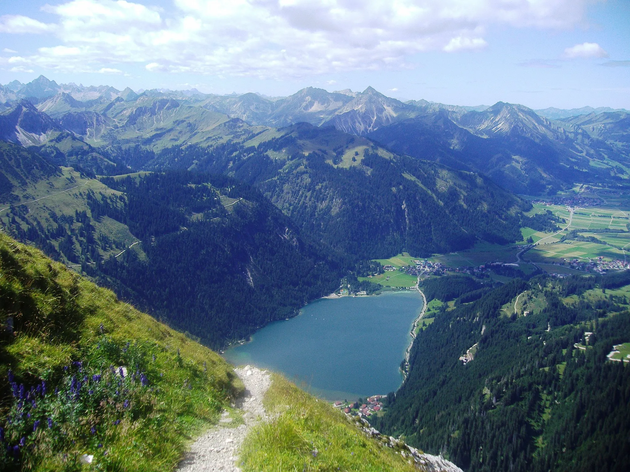 Photo showing: Blick von der Roten Flüh (2108 m ü NN) auf den Haldensee im Tannheimer Tal in Tirol