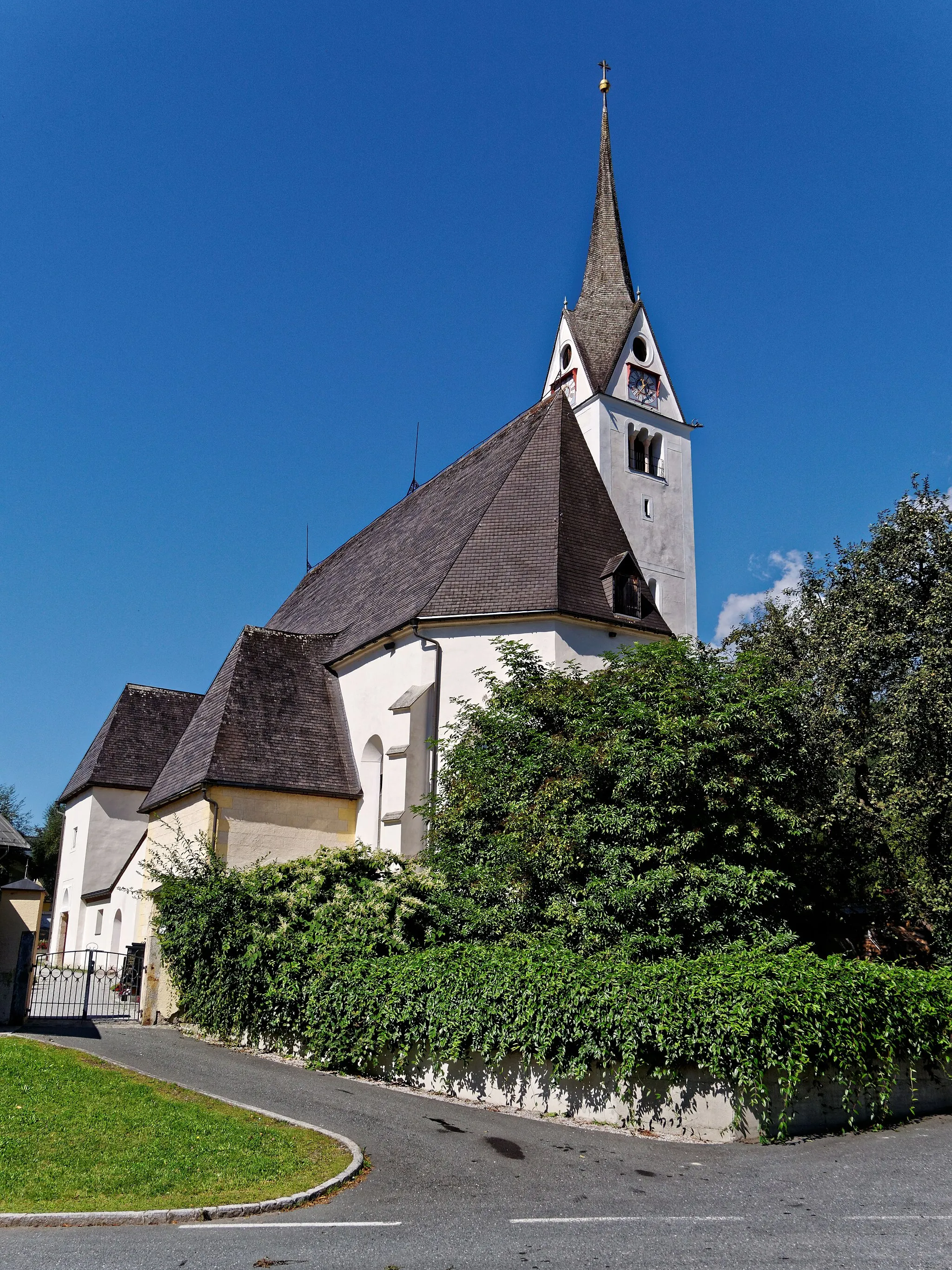 Photo showing: Ostansicht der Pfarrkirche zum Hl. Laurentius in Piesendorf