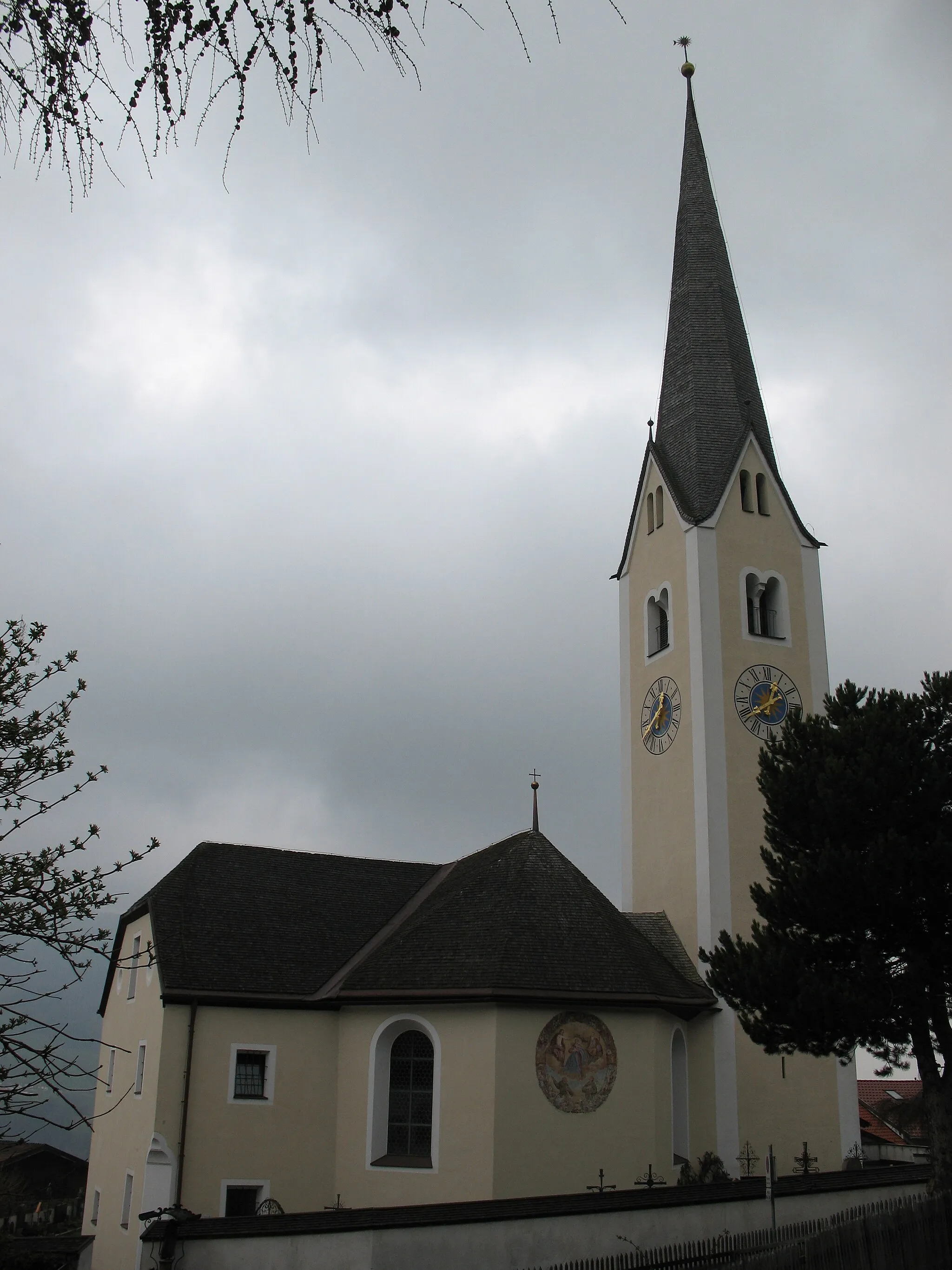 Photo showing: Kath. Pfarrkirche hl. Donatus und Friedhof