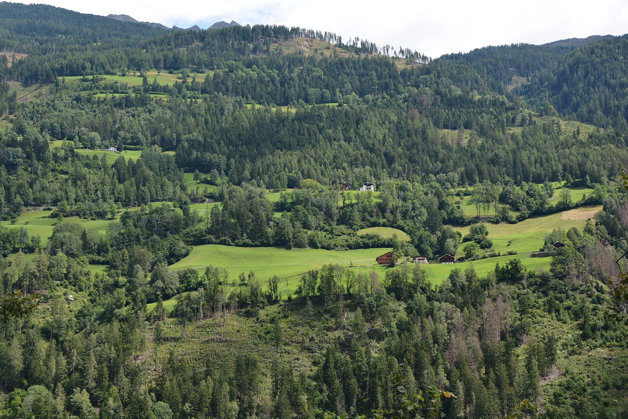 Photo showing: Blick auf die Ortschaft Gwabl der Gemeinde Ainet von der gegenüberliegenden Talseite (Gemeinde Schlaiten).