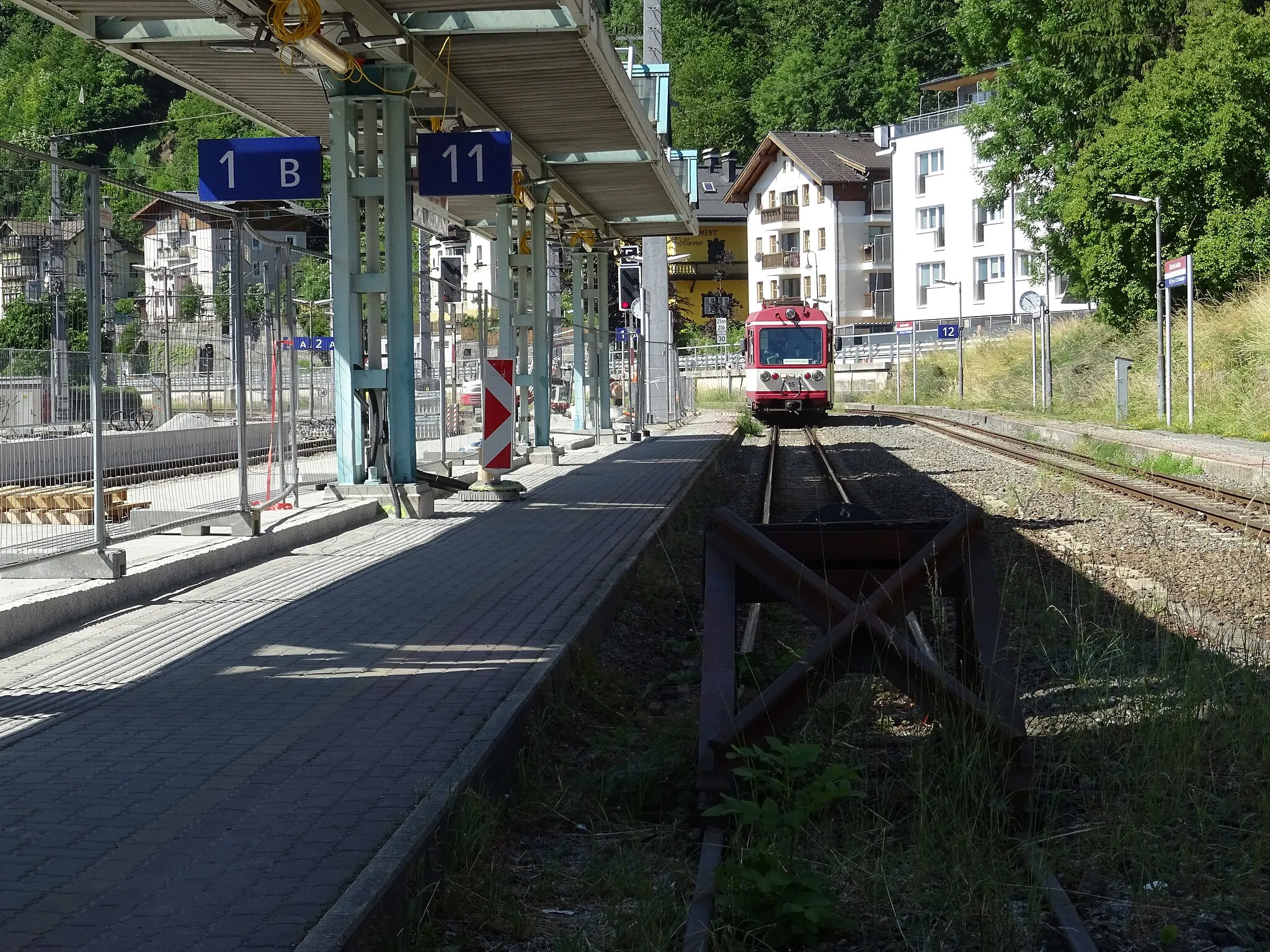 Photo showing: Die Pinzgauer Lokalbahn, auch Pinzgaubahn oder Krimmler Bahn genannt, ist eine Schmalspurbahn mit einer Spurweite von 760 Millimetern (Bosnische Spurweite) im österreichischen Bundesland Salzburg. Sie verläuft mit knapp 53 Kilometern Länge im Tal der Salzach zwischen Zell am See und Vorderkrimml durch die Hochgebirgsregion des Salzburger Pinzgaus.