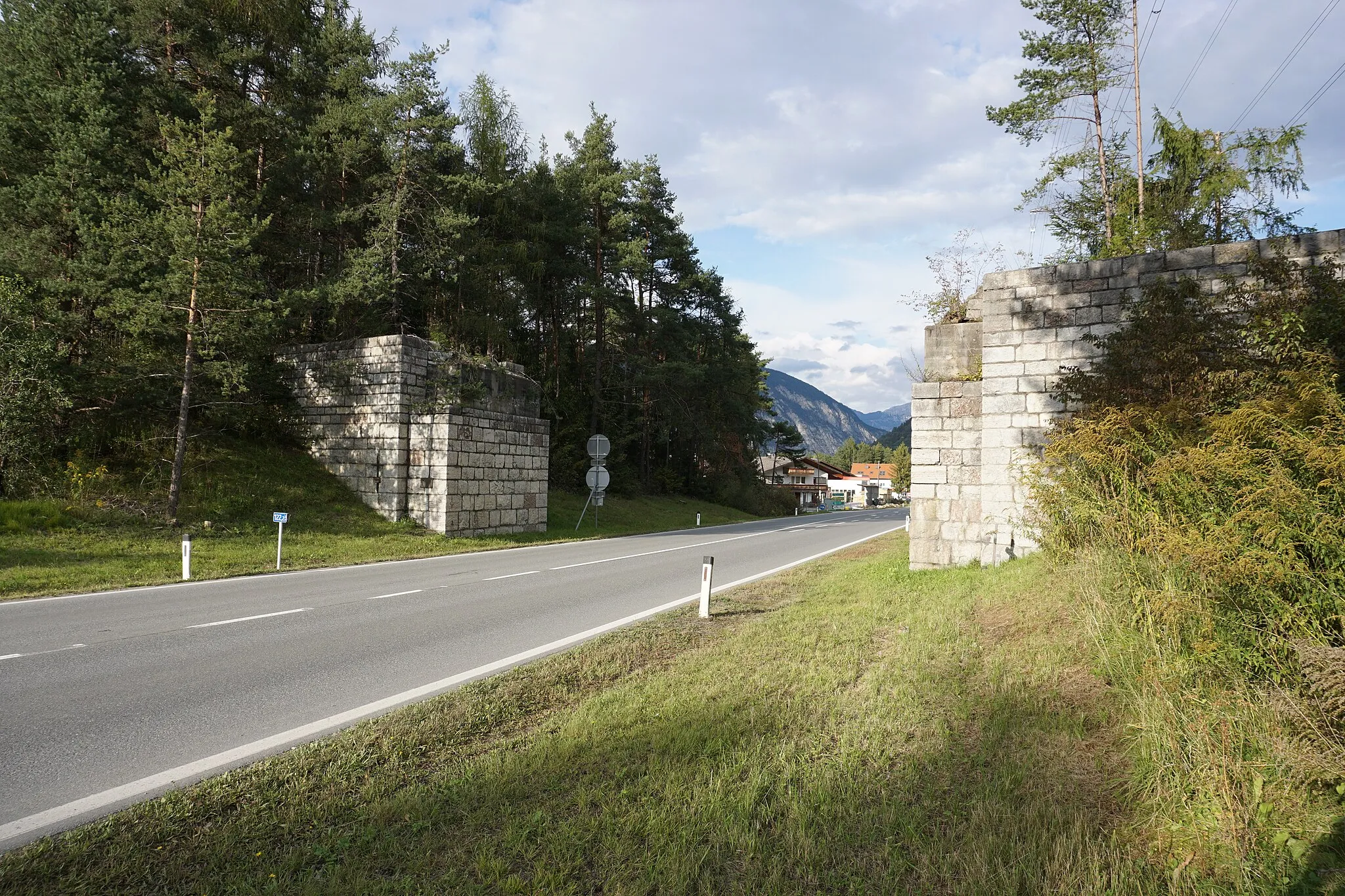 Photo showing: Widerlager einer ehemaligen Eisenbahnbrücke in Ötztal-Bahnhof, welche zum nicht fertiggestellten Kraftwerks- und Windkanalprojekt führte