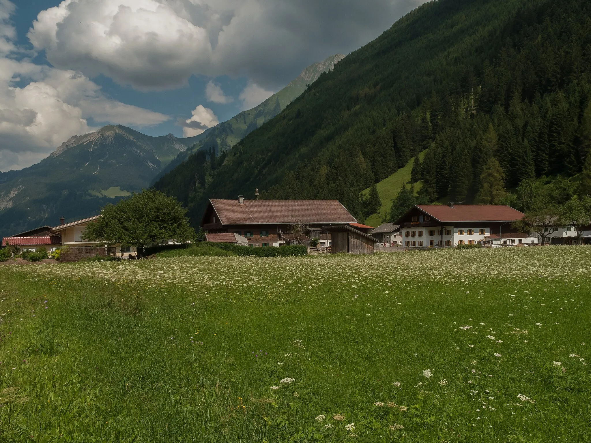 Photo showing: Gutschau, living houses with mountains in the background