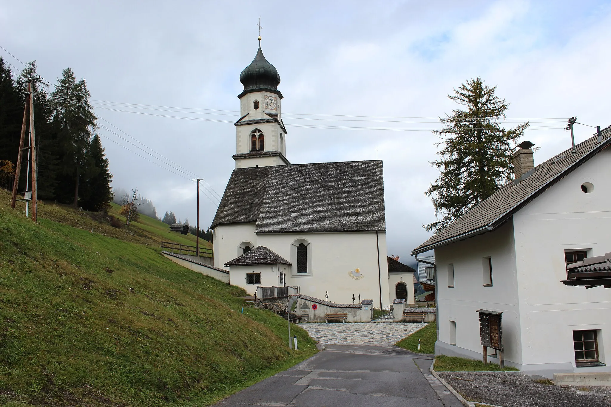 Photo showing: Wallfahrtskirche zu Unserer Lieben Frau Mariahilf ist eine Wallfahrtskirche in der Gemeinde Kartitsch in Osttirol, Österreich. Ortsteil Hollbruck.