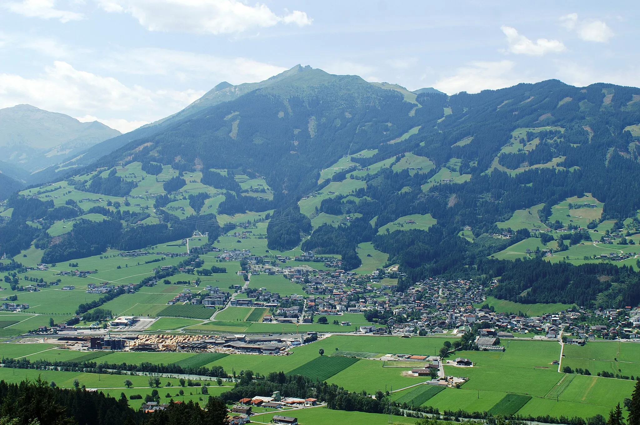 Photo showing: Fügen im Zillertal, Tyrol, from east, mountain Spieljoch, left background der Gilfert