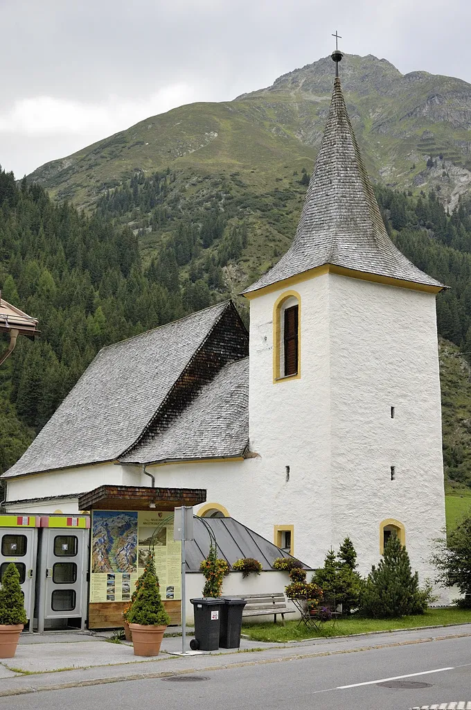 Photo showing: Kath. Pfarrkirche Mariahilf und Friedhof in Plangeross, darüber der Parstleskogel (2740 m)