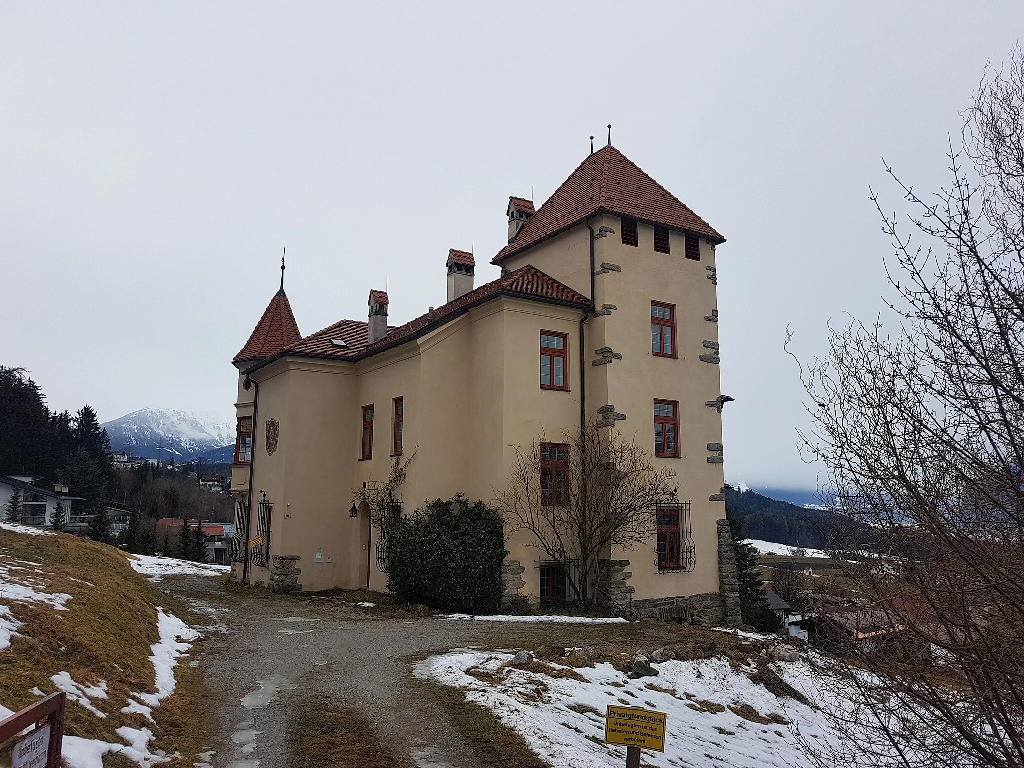 Photo showing: Schrattenburg residence in the municipality of Aldrans, Tyrol, Austria. The name "Schullernschlössl" goes back to Hermann von Schullern, who used the house as a summer villa. Built in 1908.