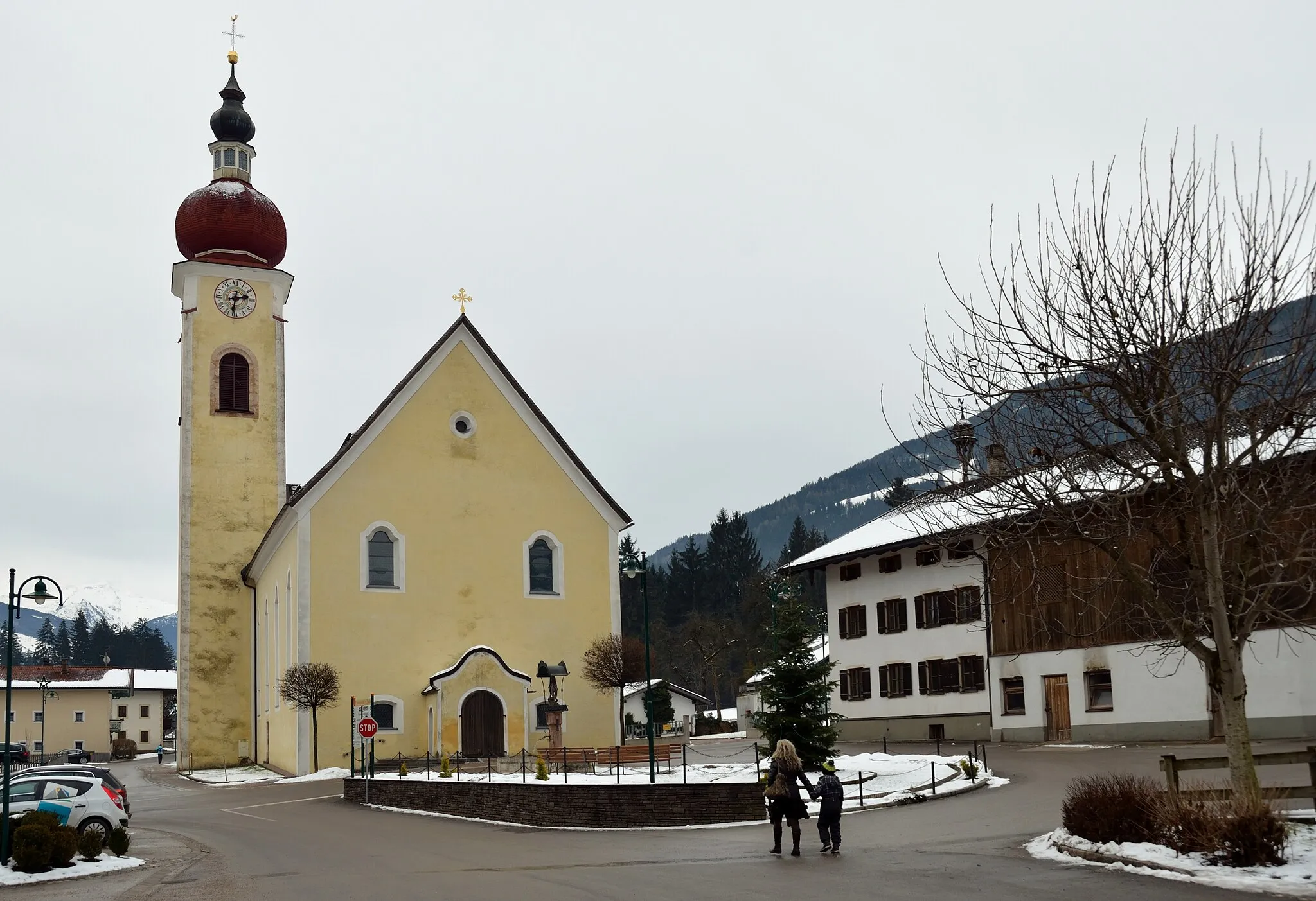 Photo showing: The parish church Saint John the Baptist (hl. Johannes der Täufer) in Ried im Zillertal, Tyrol, was built in 1773-79 and is protected as a cultural heritage monument.