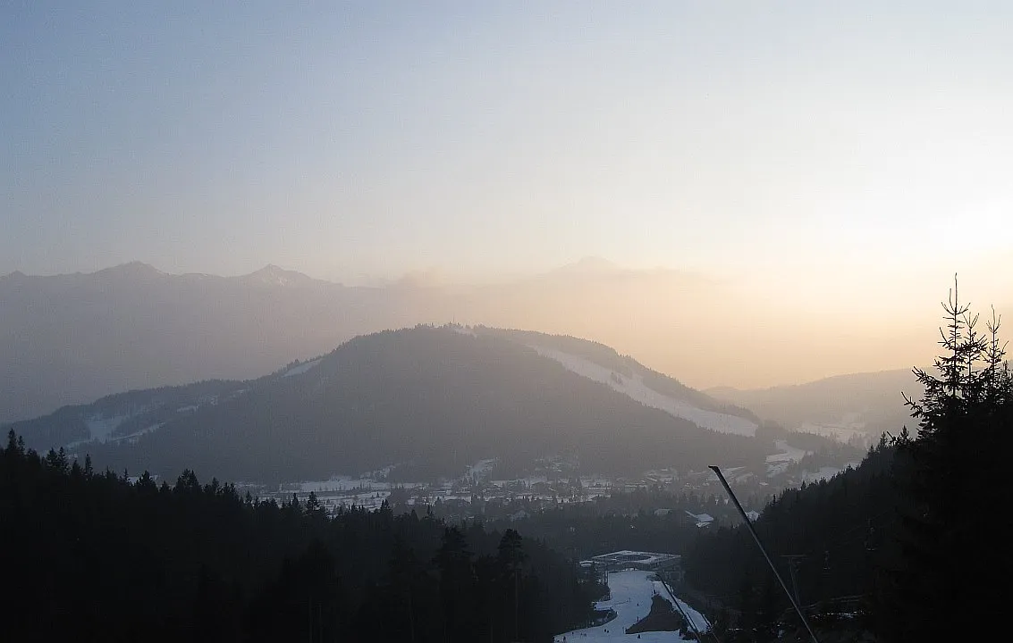 Photo showing: Gschwandtkopf with Seefelder Sattel from northeast - left side: direction Innsbruck, right side: direction Seefeld