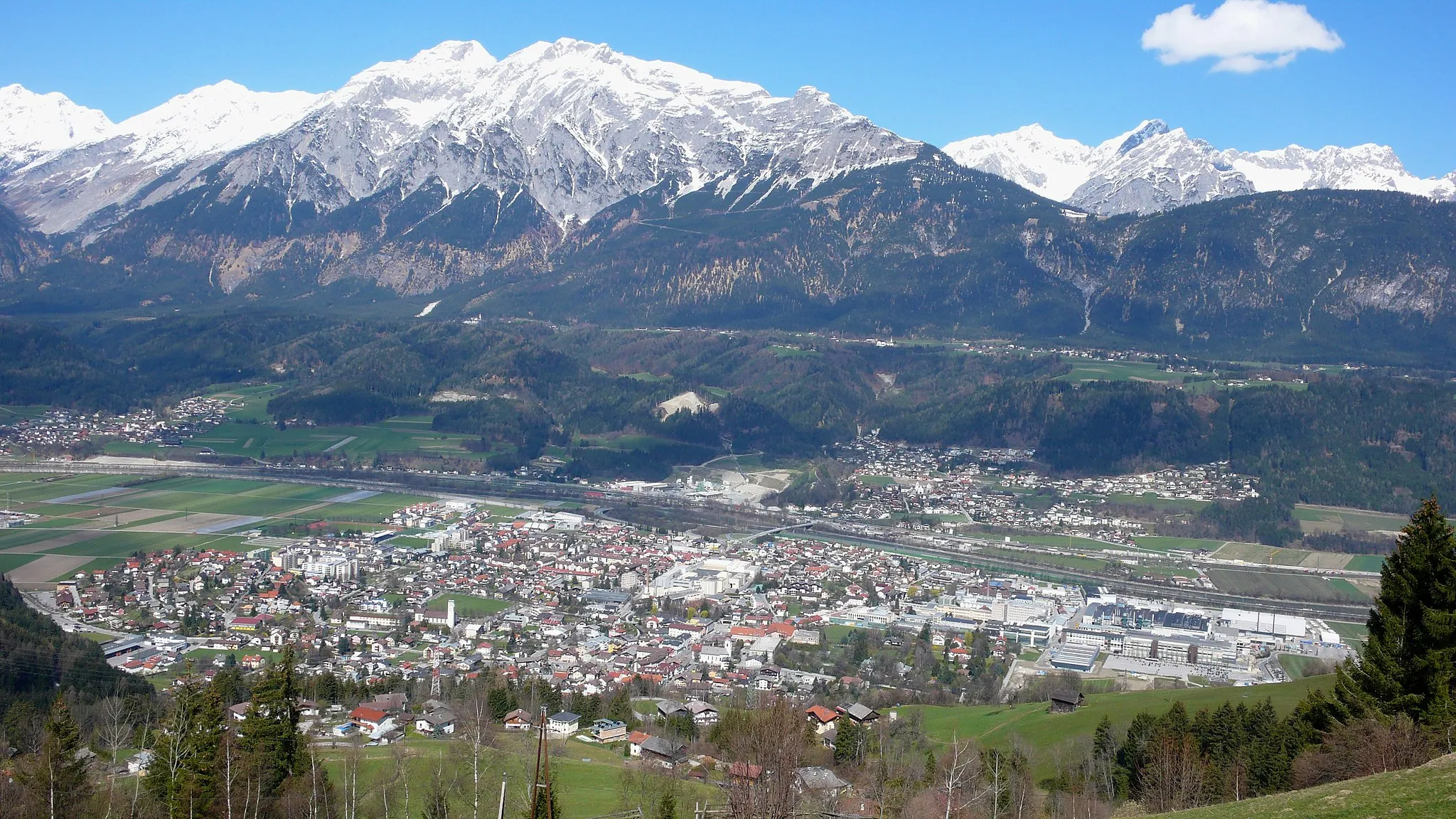 Photo showing: Marktgemeinde Wattens Karwendelgebirge Süd, Austria. Mountains from left to right: Gleirsch-Halltal-Kette: Großer Lafatscher 2696m, Kleiner Lafatscher 2636m, Speckkarspitze 2621m, Kleiner Bettelwurf 2650m, Großer Bettelwurf 2726m, Hohe Fürleg 2570m, Hundskopf 2243m. Hinterautal-Vomper-Kette: Spritzkarlspitze 2376m, Eiskarlspitze 2610m, Hochglück 2573m, Kaiserkopf 2503m, Huderbankspitze 2454m, Schafkarspitze 2505m, Mitterkarlspitze 2418m, Lamsenspitze 2508m