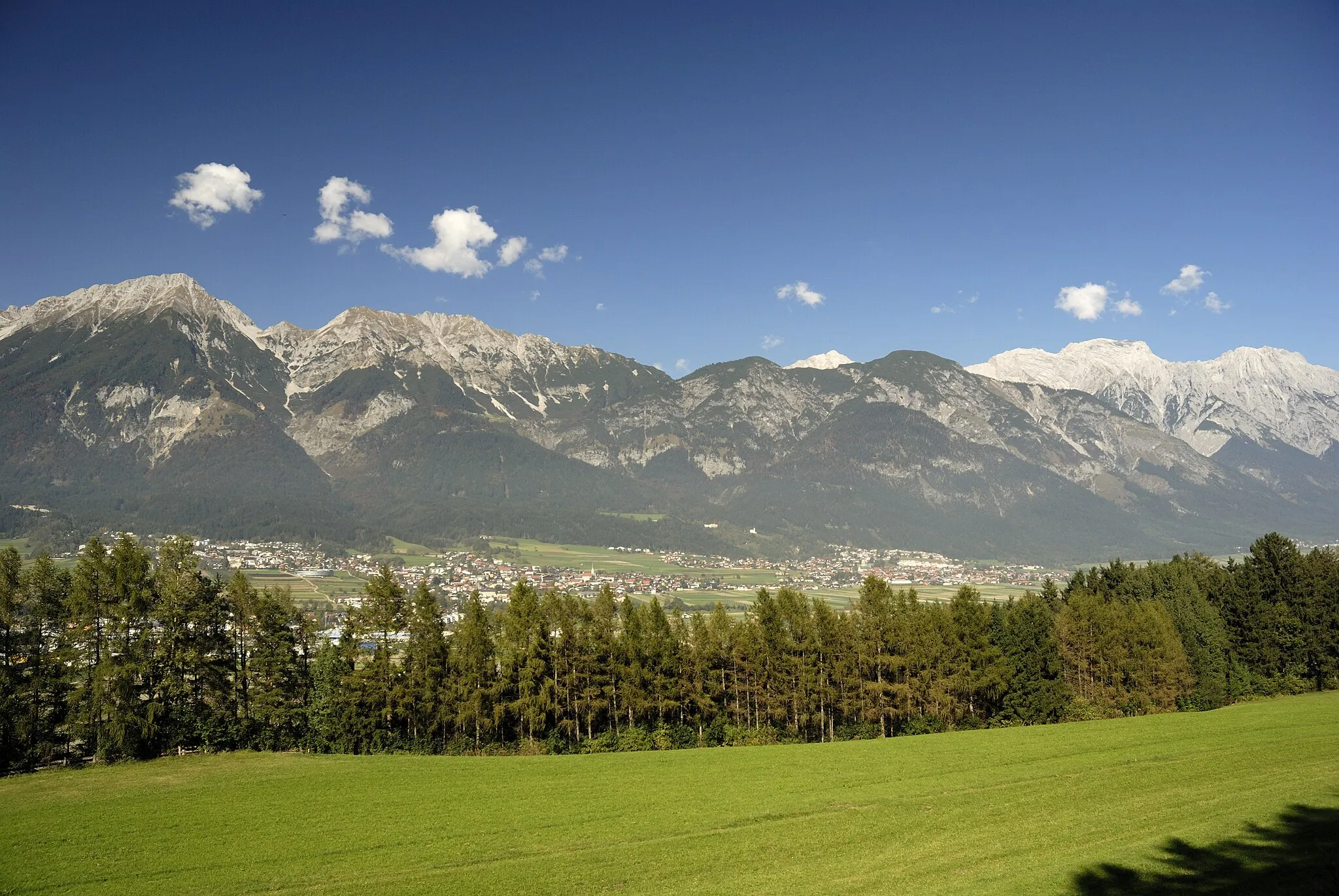 Photo showing: Von der Rumer Spitze über Pfeiser Spitze bis Bettelwurf und Hohe Fürleg. Darunter die Dörfer Rum und Thaur.