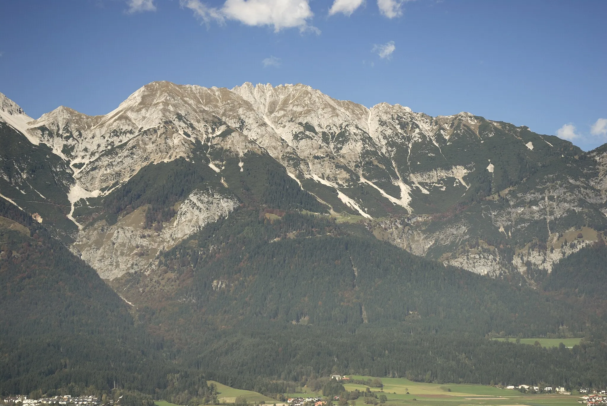 Photo showing: Thaurer Joch Spitze, Pfeiser Spitze, Lattenspitze, Wildangerspitze und Thörl in der Inntalkette, Karwendel