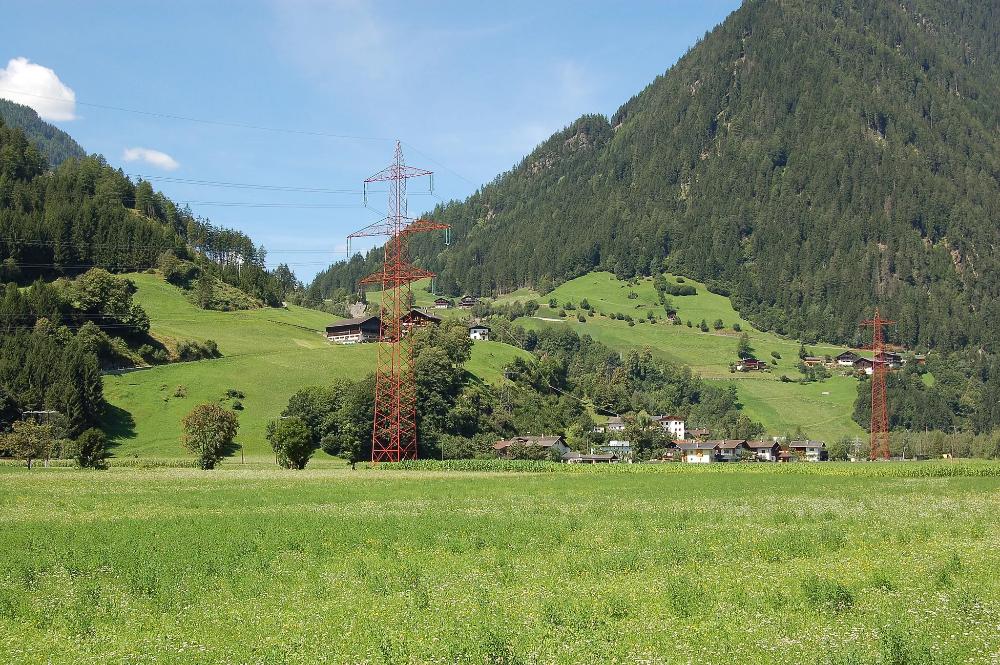 Photo showing: Die Fraktion Kienburg (Gemeinde Matrei in Osttirol). Auf dem Hügel im Vordergrund die Höfe Trininger (links) und Blasen. Dahinter die Höfe Bodner und Zöschgen