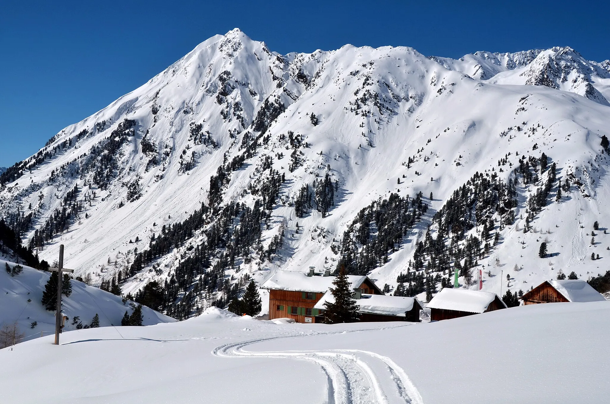 Photo showing: Looking Northwards upside of the Schweinfurterhutte 2034 m in the Horlachtal