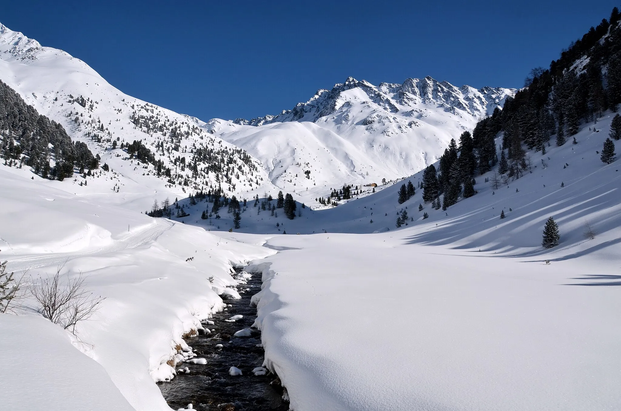 Photo showing: Horlachtal upwards to the Schweinfurterhutte at the right. See next photo for zoomed in detail