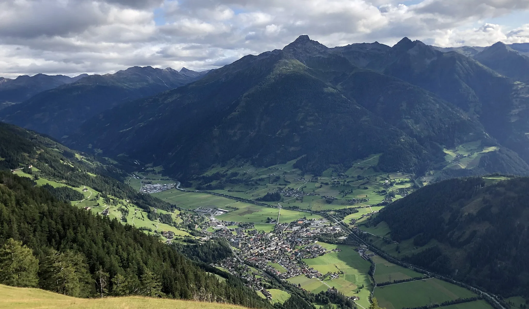Photo showing: Matrei in Osttirol im Iseltal mit Einmündung des Virgentals und dem Hausberg Großer Zunig