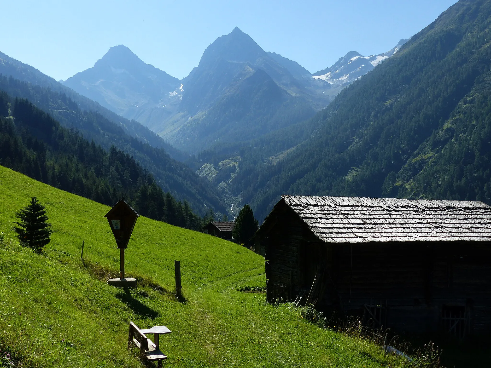 Photo showing: Blick (von oberhalb con Lesach) ins Lesachtal: Glödnisspitze (l.) und Ganot (r.)