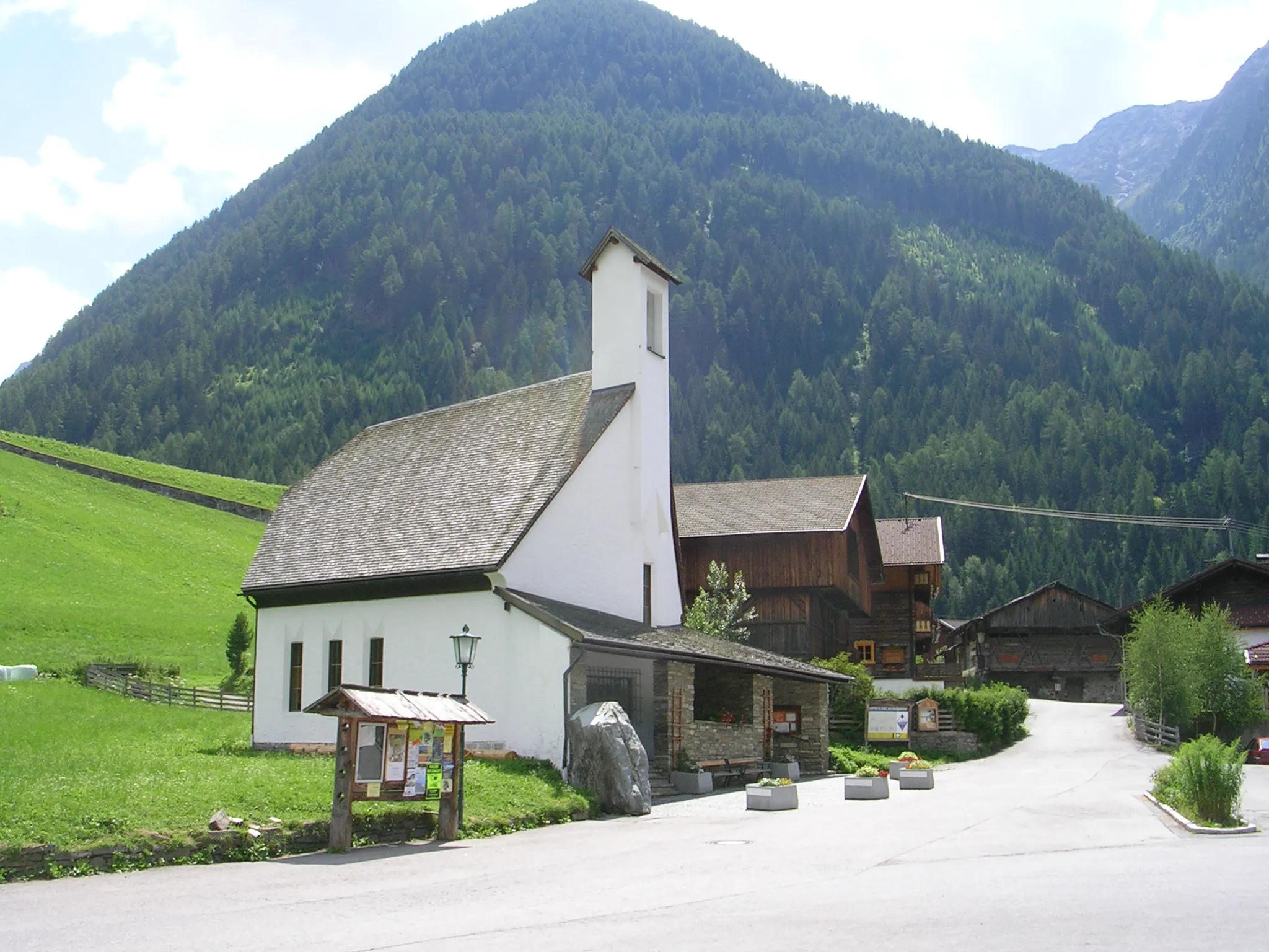 Photo showing: Kirche von Lesach (Fraktion der Gemeinde Kals am Großglockner).

This media shows the protected monument with the number 2408 in Austria. (Commons, de, Wikidata)