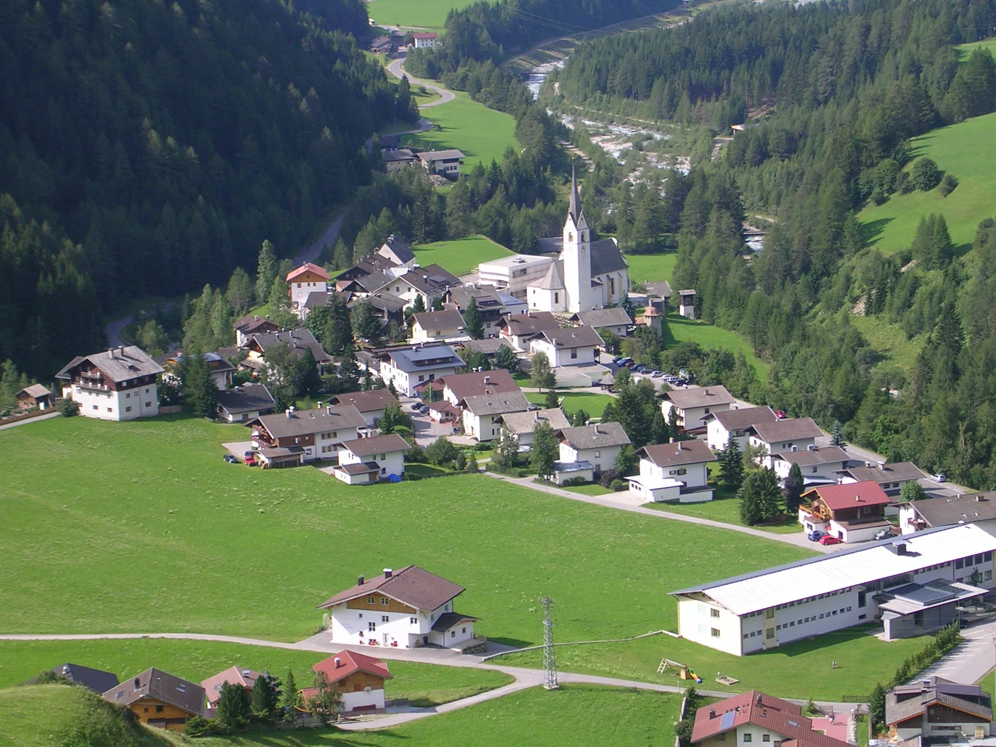 Photo showing: Hauptort Ködnitz mit Pfarrkirche, Gemeindeamt und Schulzentrum (im Vordergrund rechts)