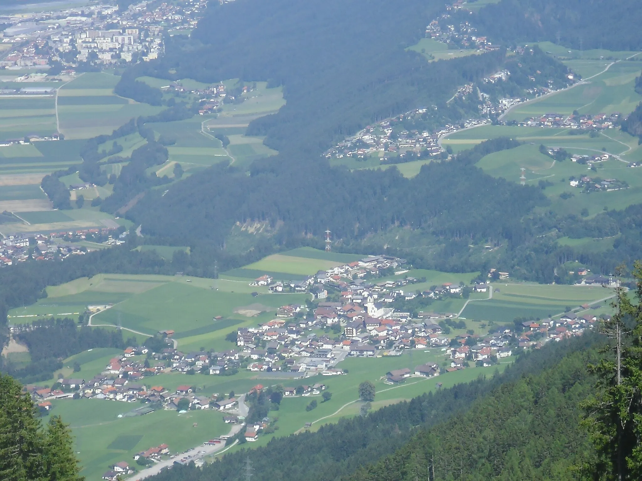 Photo showing: Gemeinde Oberperfuss in Tirol im Vordergrund