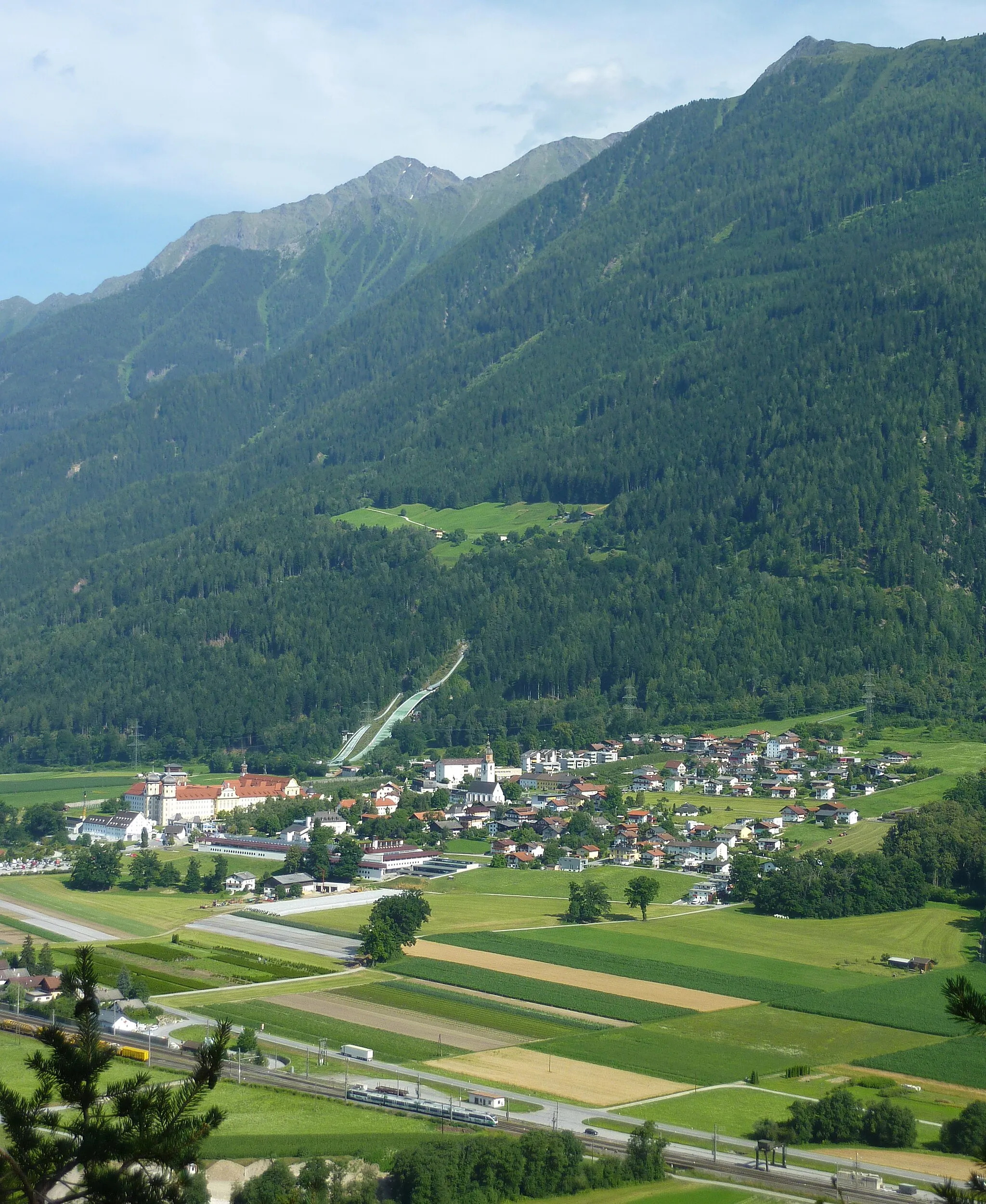 Photo showing: Stams von der Wallfahrtskirche Locherboden oberhalb von Mötz aus gesehen