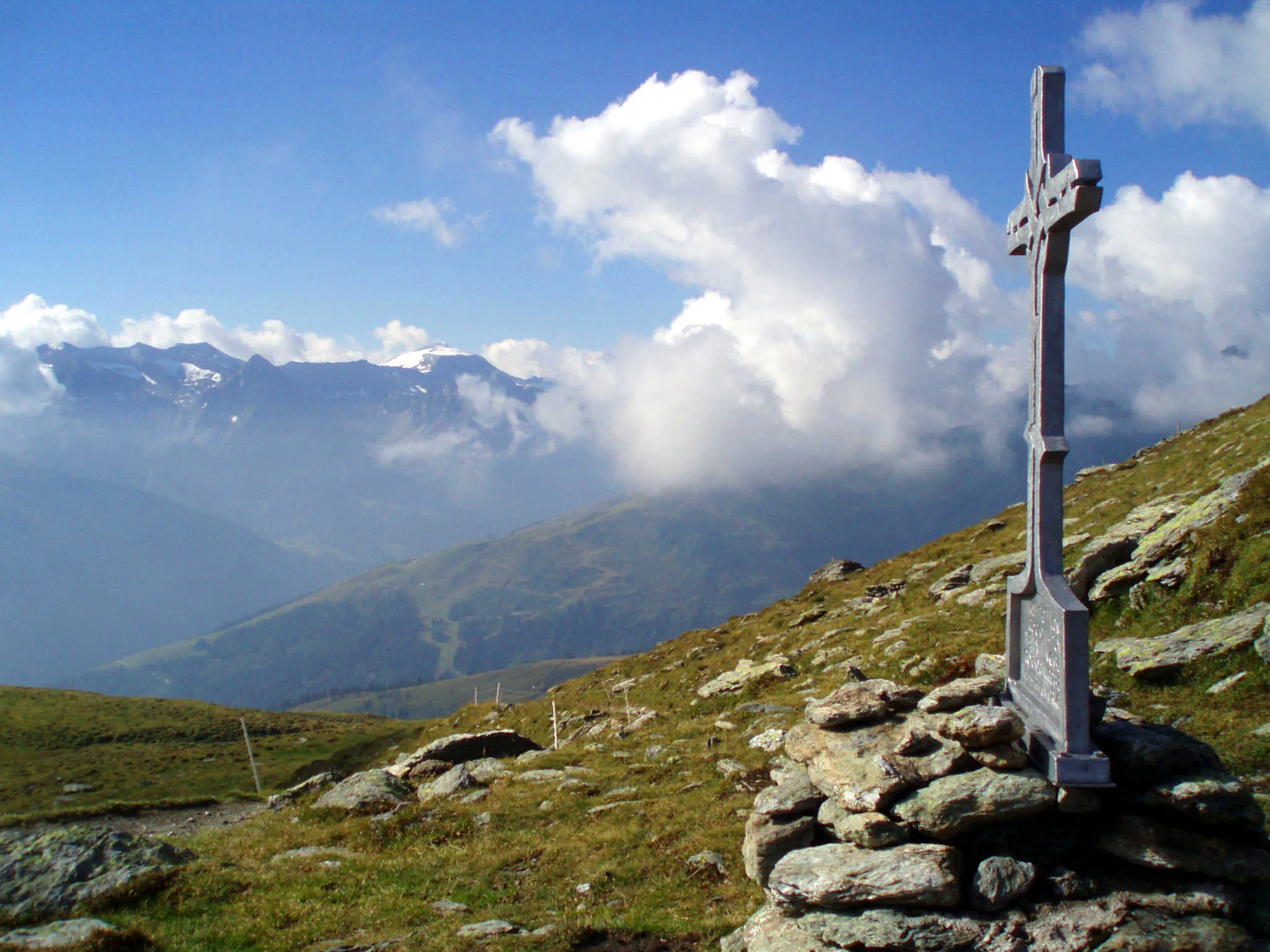 Photo showing: Auf dem Geiseljoch. Kreuz von Franz Knapp 2012